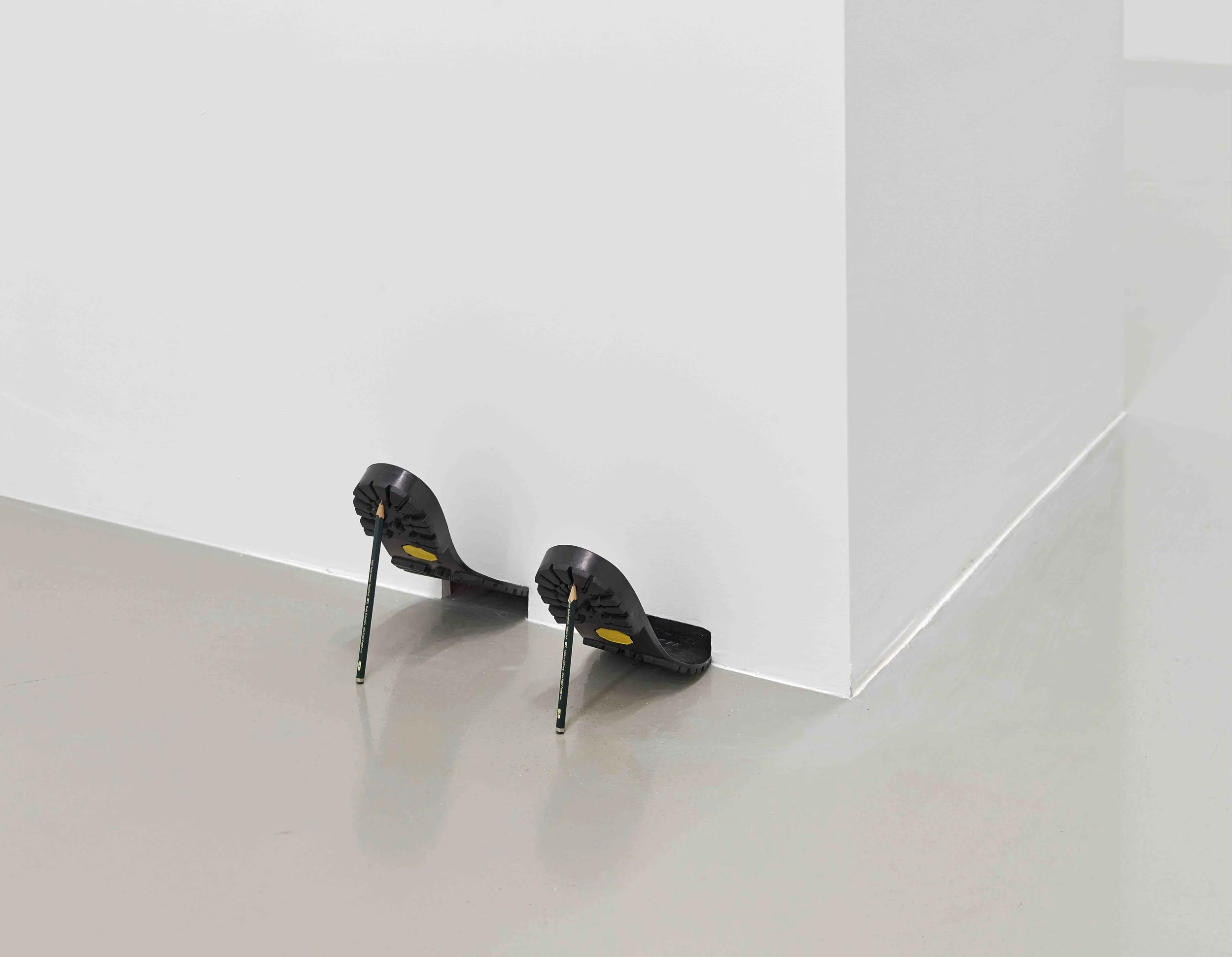 unbekannt/ unknown (a pair of soles on two pencils)