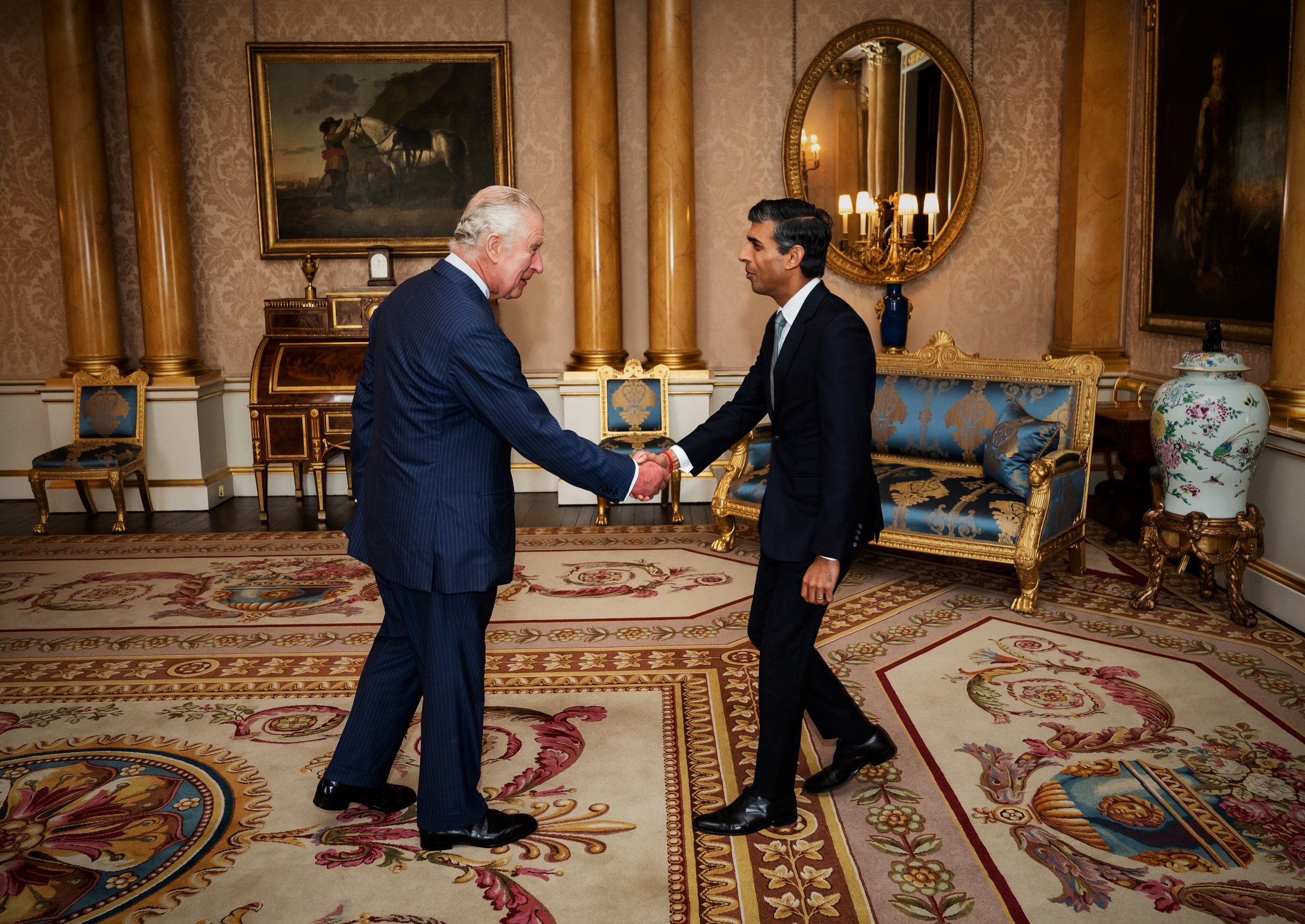  King Charles III welcomes Rishi Sunak during an audience at Buckingham Palace, London, where he invited the newly elected leader of the Conservative Party to become Prime Minister and form a new government. Picture date: Tuesday October 25, 2022. Ph