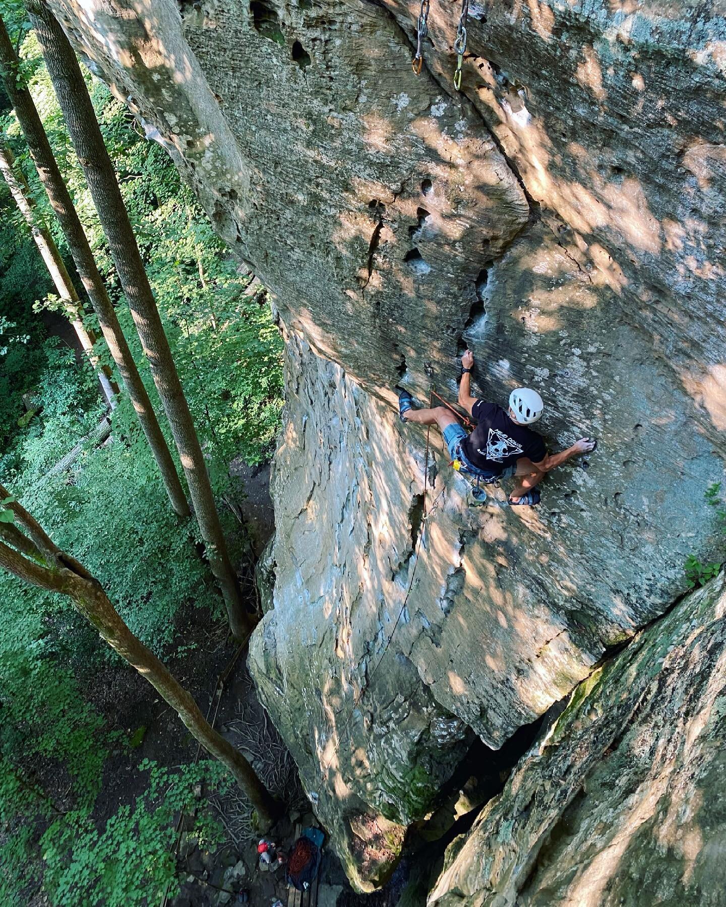 Gytis gettin spidee 🕸and Kelly floating up 27. Hanging with @grippiguides.🦥#bedrockrrg #grippiguides