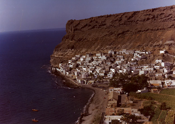 Slik så det ut i Puerto Mogan før utbygginge. Bildet er tatt og Gerd og Kristian Ottosen på 70-tallet.