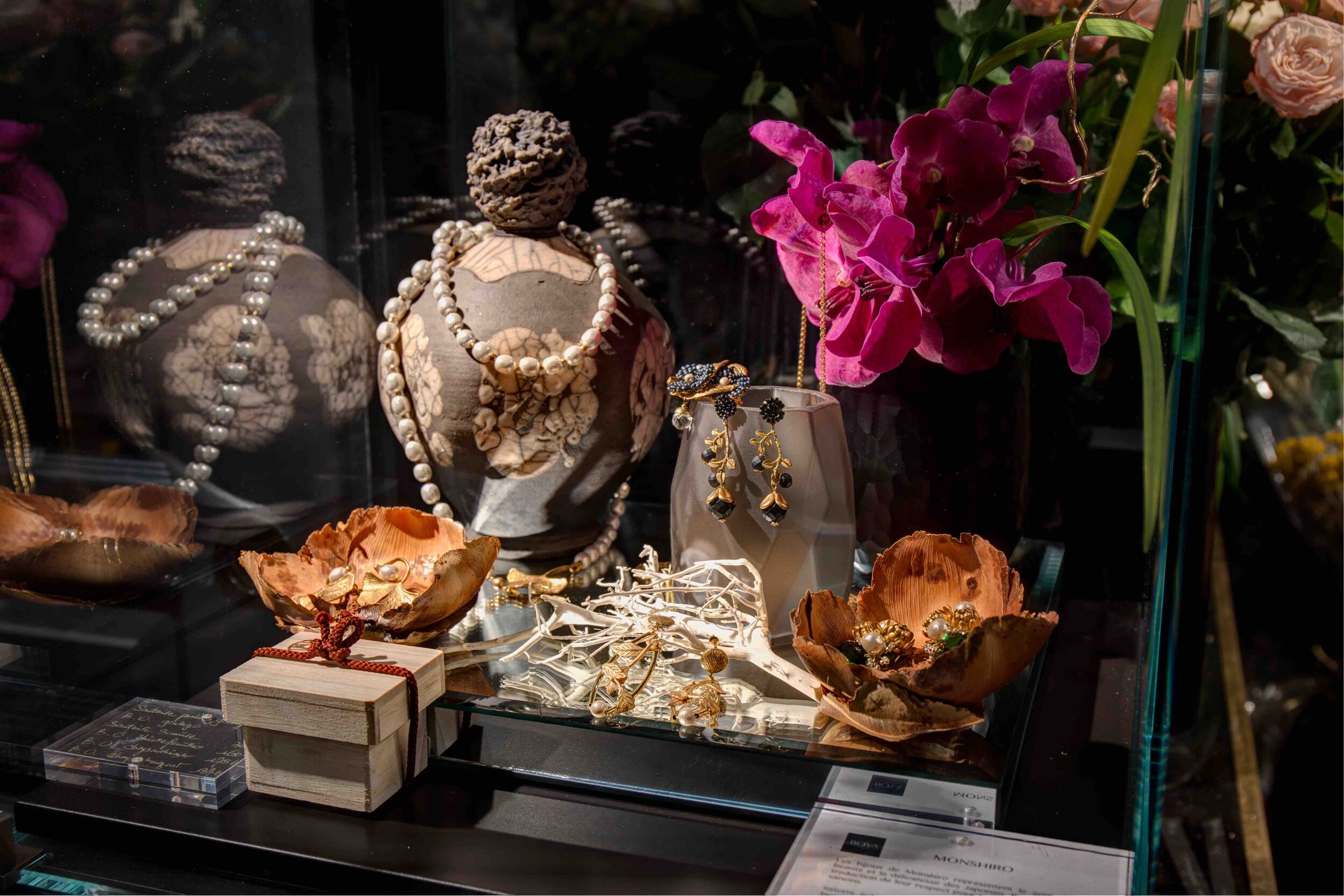 vitrine bijoux floraux inspirés par la nature Monshiro marque japonaise