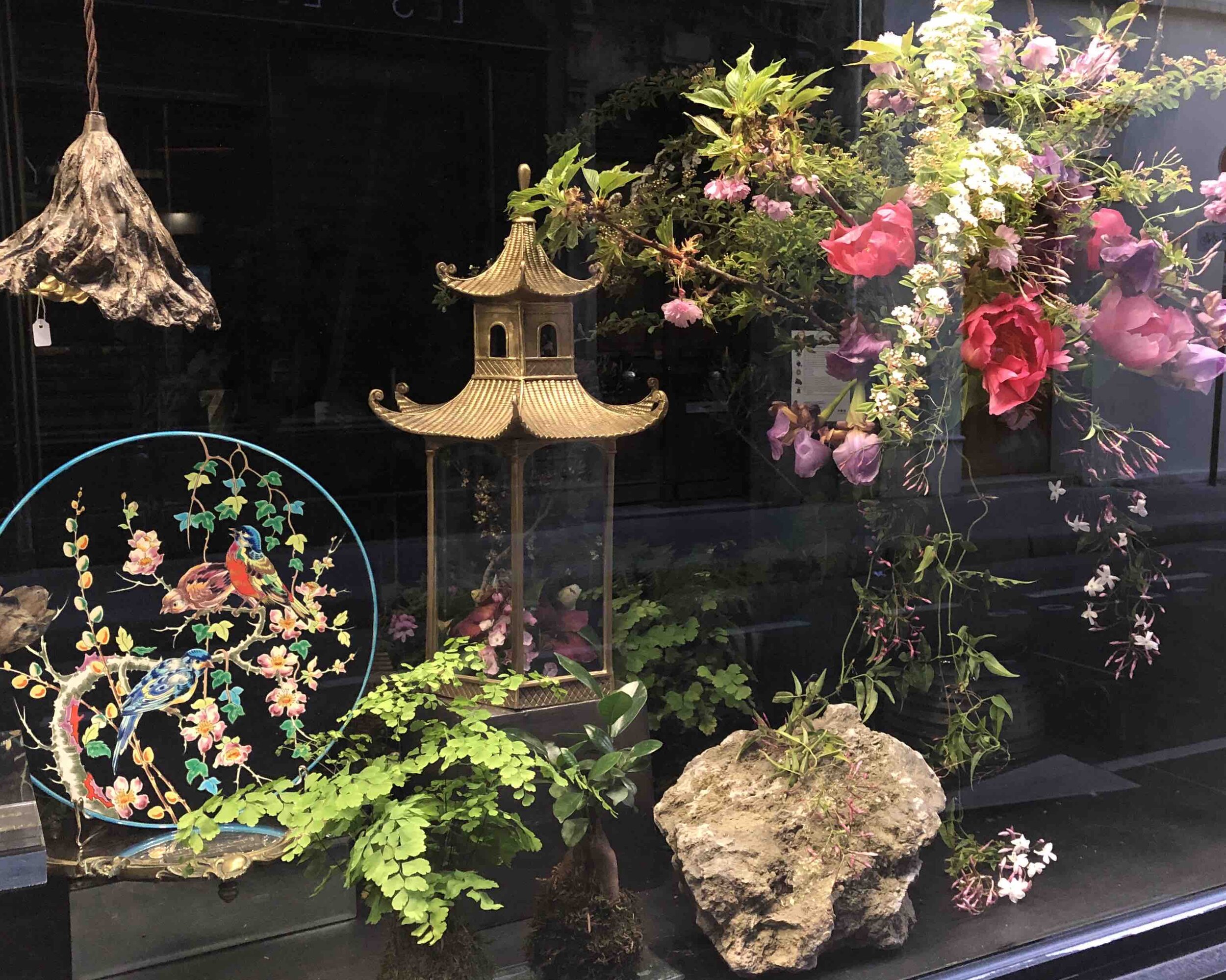 vitrine display pagode longwy fleurs style chinois art floral chinois