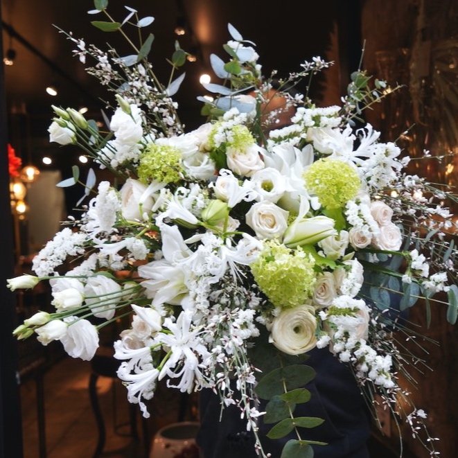 white flowers seasonal bouquet elegant chic delivery paris