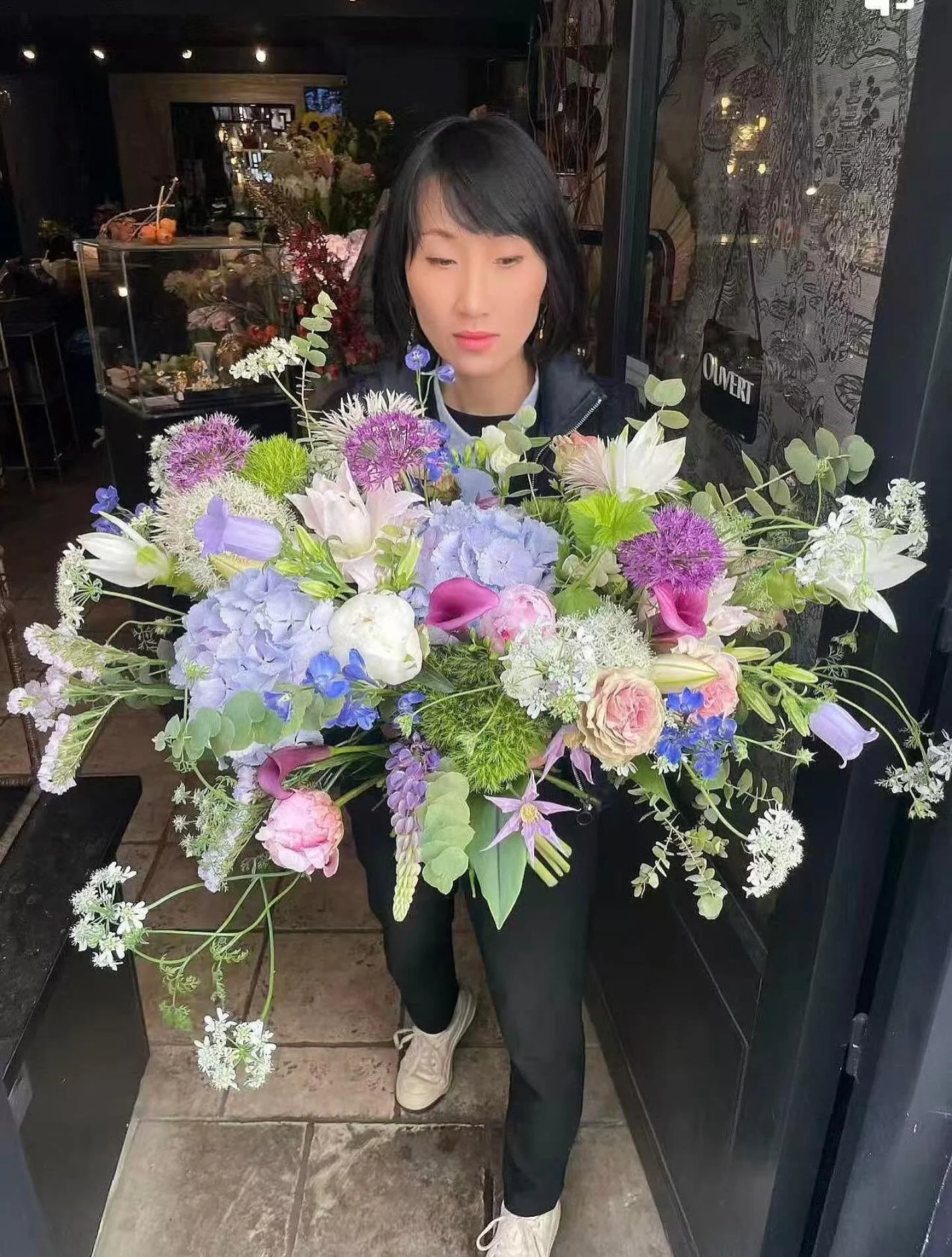 🇫🇷Je suis Yan, g&eacute;rante et cr&eacute;atrice florale de BOYA. Ici, presque tous les bouquets et arrangements sont r&eacute;alis&eacute;s par moi-m&ecirc;me. BOYA est donc une petite structure et le restera toujours pour garantir la qualit&eacu