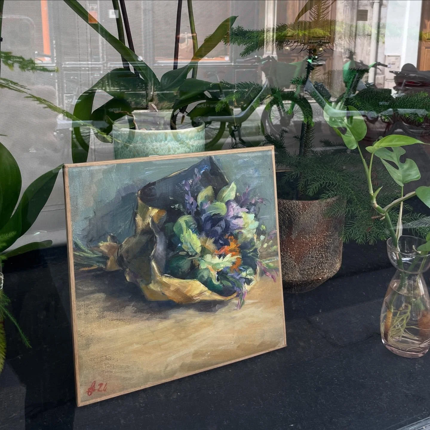 En attendant notre retour, vous pouvez admirer ce petit bouquet BOYA immortalis&eacute; par @anne_brunel 
Vitrine @boya.paris