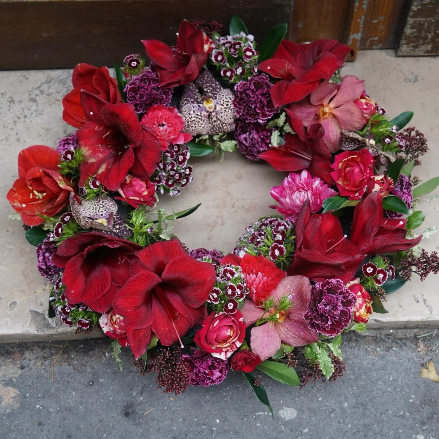 Wreath with fresh flowers
Couronne de fleurs fra&icirc;ches