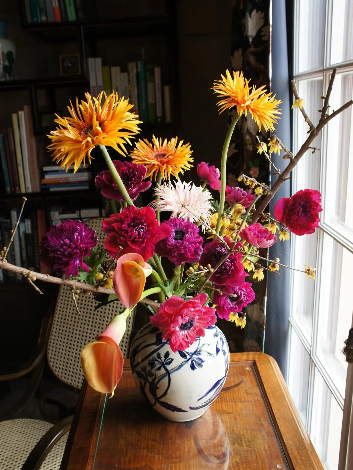 重瓣星形紫红色银莲花，节日季我的心头好❤️
给自己留了小束残枝，在花园里小憩几日。
1月6日归来，很快再见！

Vas