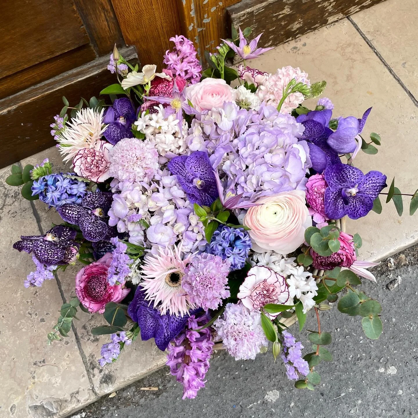 Flower basket for a final tribute