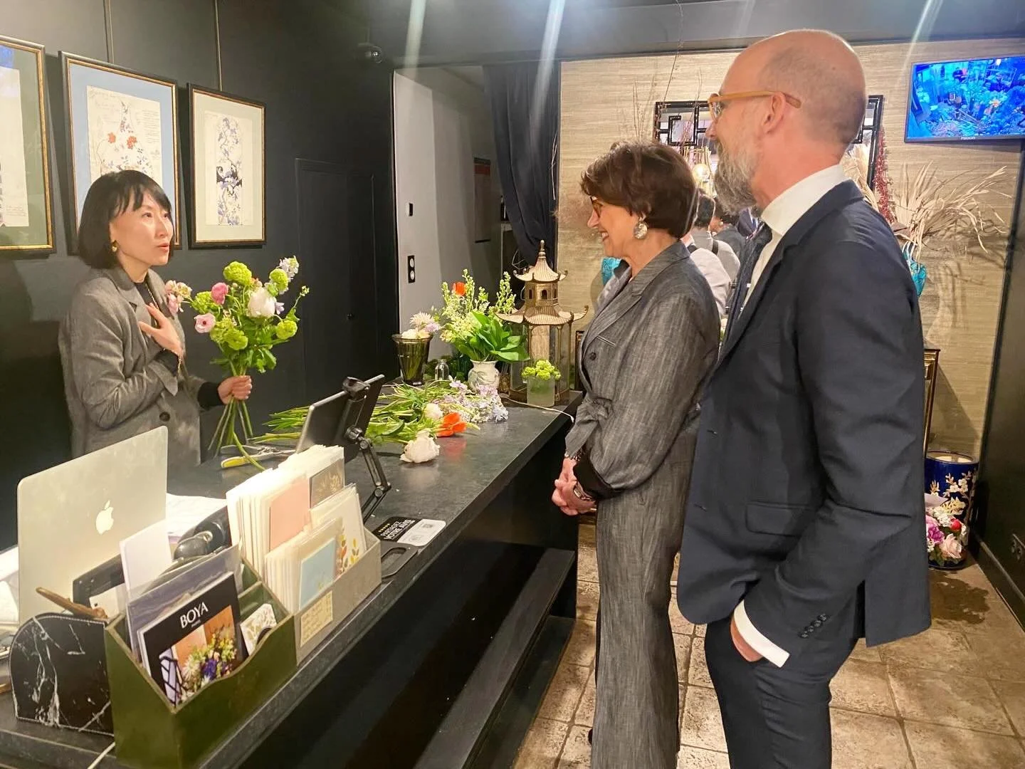 Retour sur le 1er mai: BOYA a eu l&rsquo;honneur d&rsquo;accueillir Madame Annie Genevard, Ministre de l&rsquo;Agriculture, accompagn&eacute;e de Monsieur Florent Moreau, Pr&eacute;sident de VALHOR, &agrave; l&rsquo;&eacute;coute des fleuristes. 
@ag