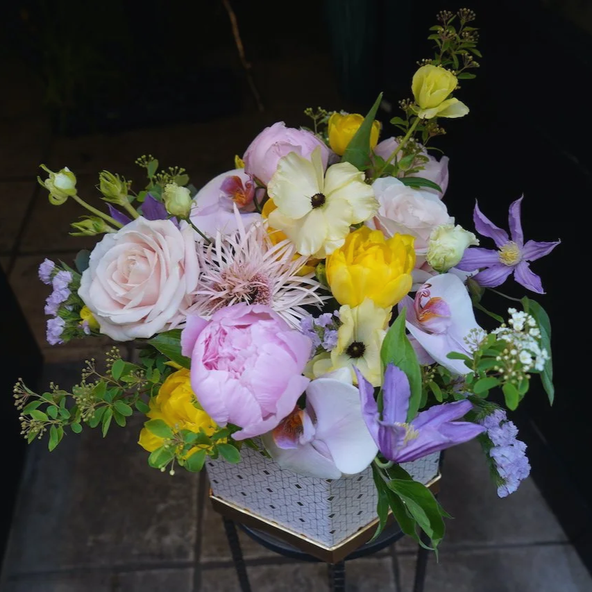 boîte à chapeau fleurie, création de BOYA, livraison à Paris le jour même