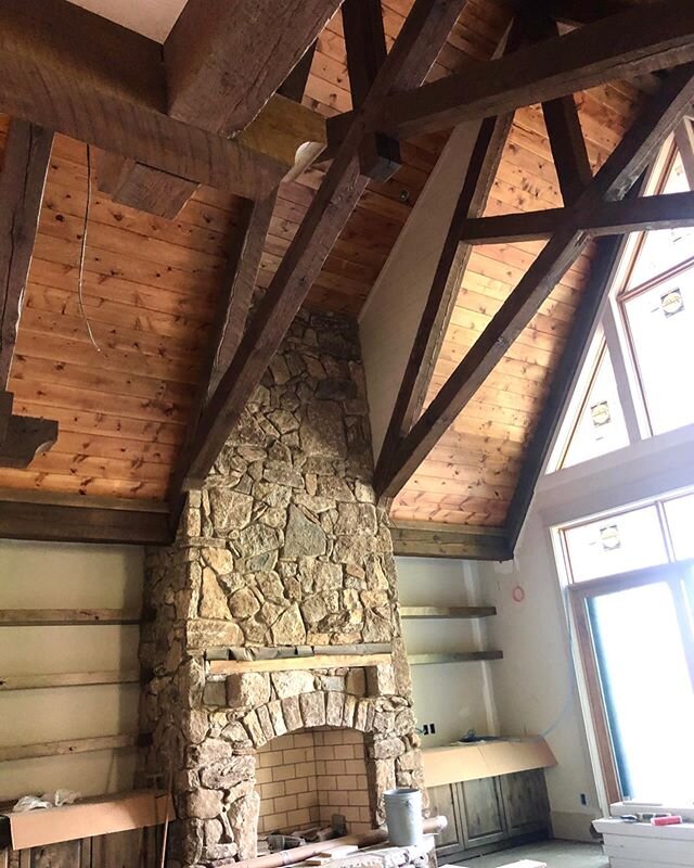 Here&rsquo;s a continuation of yesterday&rsquo;s post! How gorgeous are these beams?? #lakekeowee #lakehartwell
#cliffsliving #wowahalla #thenewwalhalla
#yeahthatgreenville #thinkoconee #macandmorganinteriors #clemson #smallbiz
#customcabinets #floor