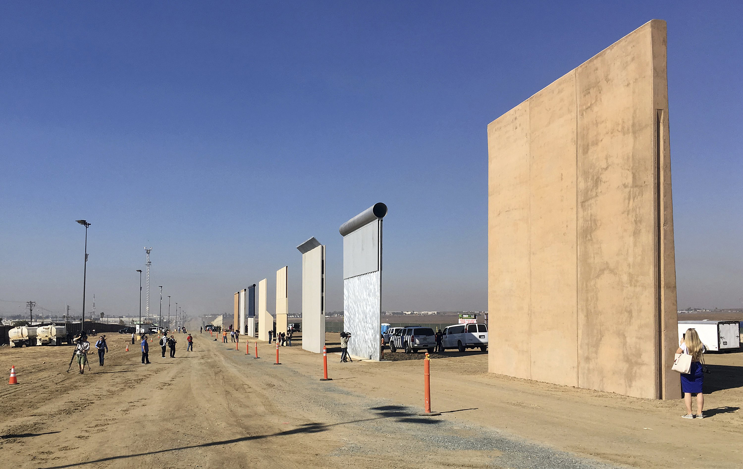 171027-border-wall-prototypes-ew-315p_a4f6e0a8cb960afecce73b663803b85a.jpg