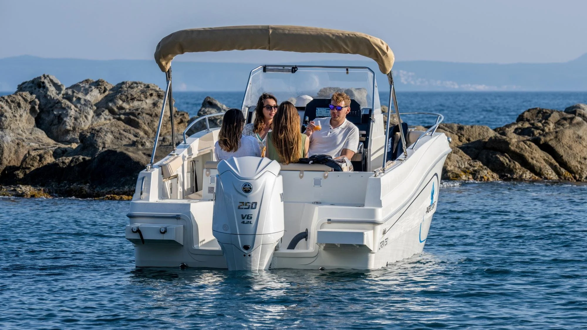 2026-Yamaha-F250NCB-EU-Pearl_White-Action-003-03.jpg
