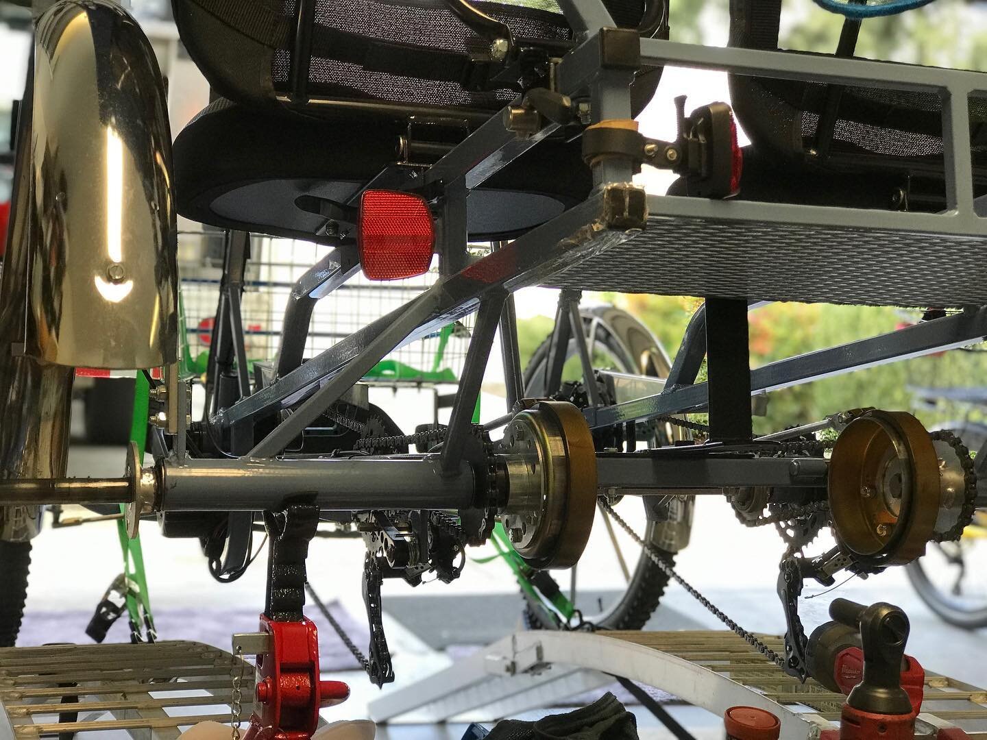A little zoom out of the undercarriage of the quad cycle.
