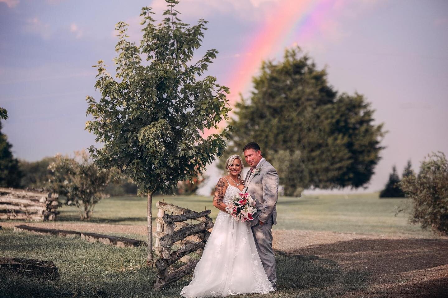 What are the chances of a 🌈 on your wedding day 😍
.
.
.
.
.
#weddings #weddingday #weddingplanner #weddingplanning #weddingphotography #nashville #nashvilleweddingplanner #middletn #southernwedding #southernbride #engaged #engagementseason #tnbride