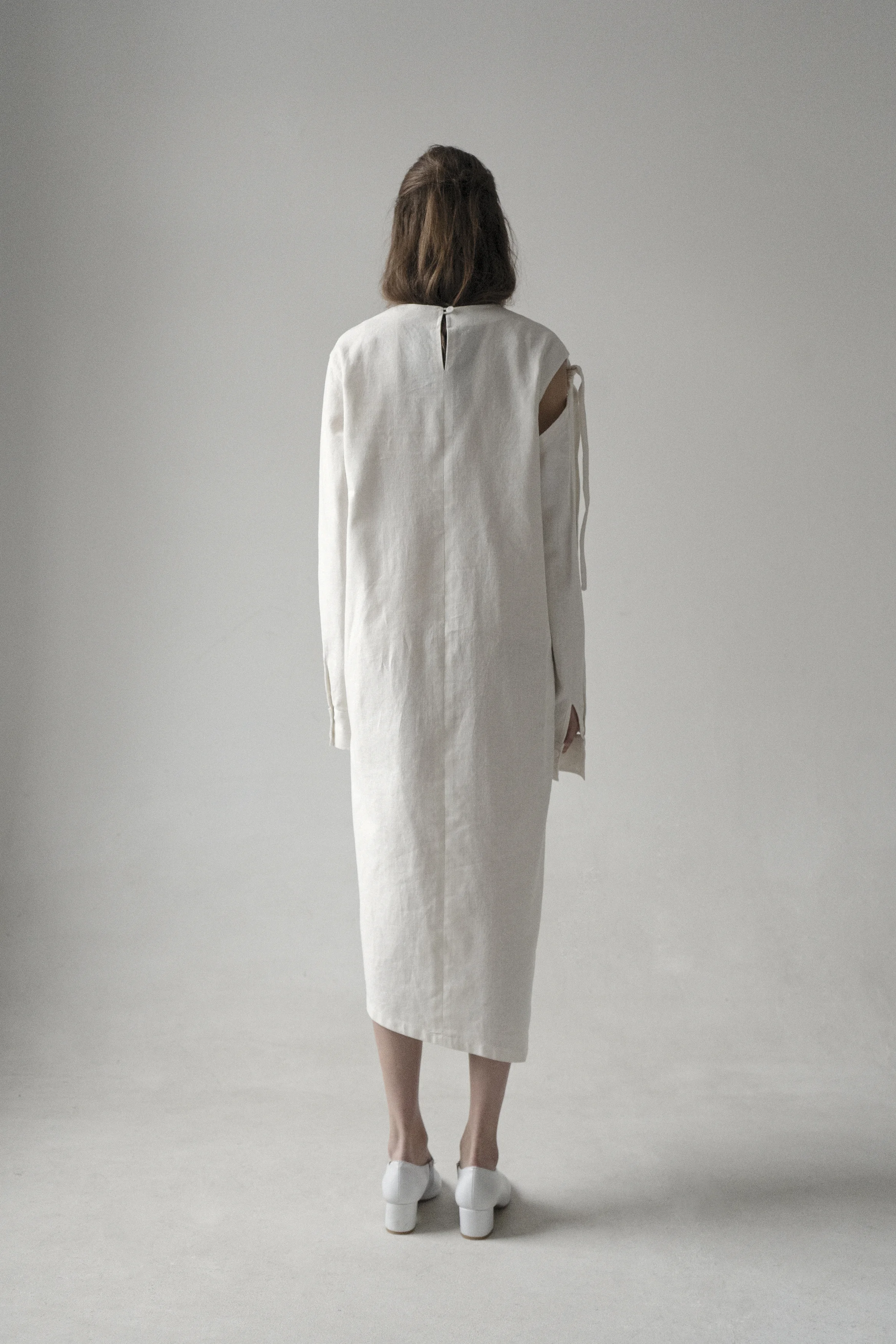 km-by-lange-white-removable-sleeve-linen-dress-0002.jpg