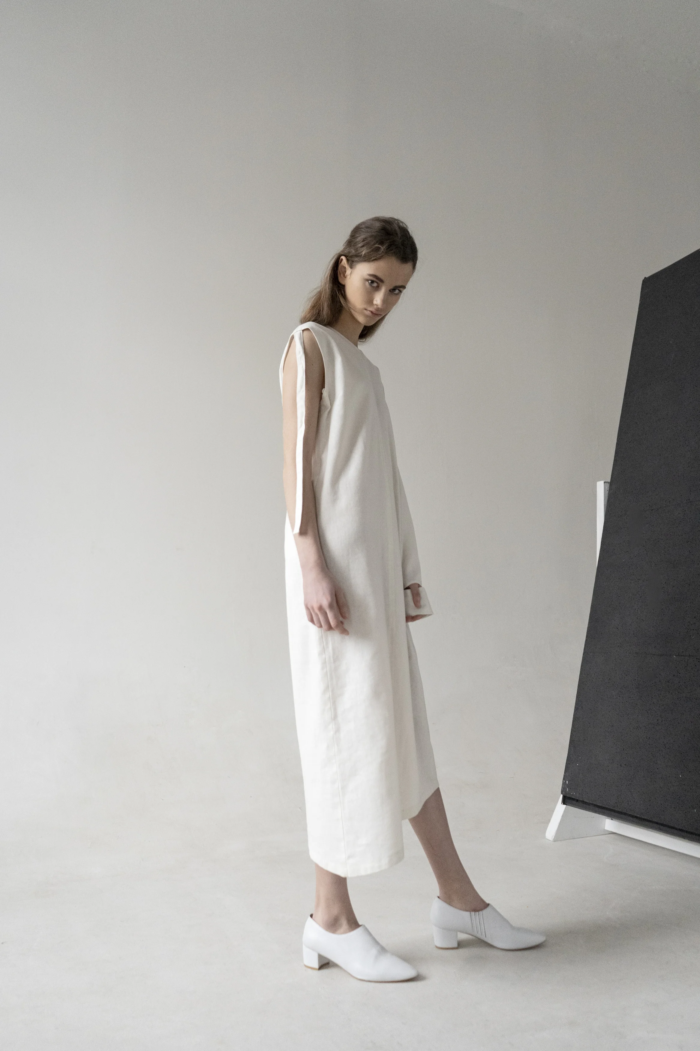 WHITE LINEN REMOVABLE SLEEVE DRESS K M by L A N G E WHITE LINEN REMOVABLE SLEEVE DRESS K M by L A N G E