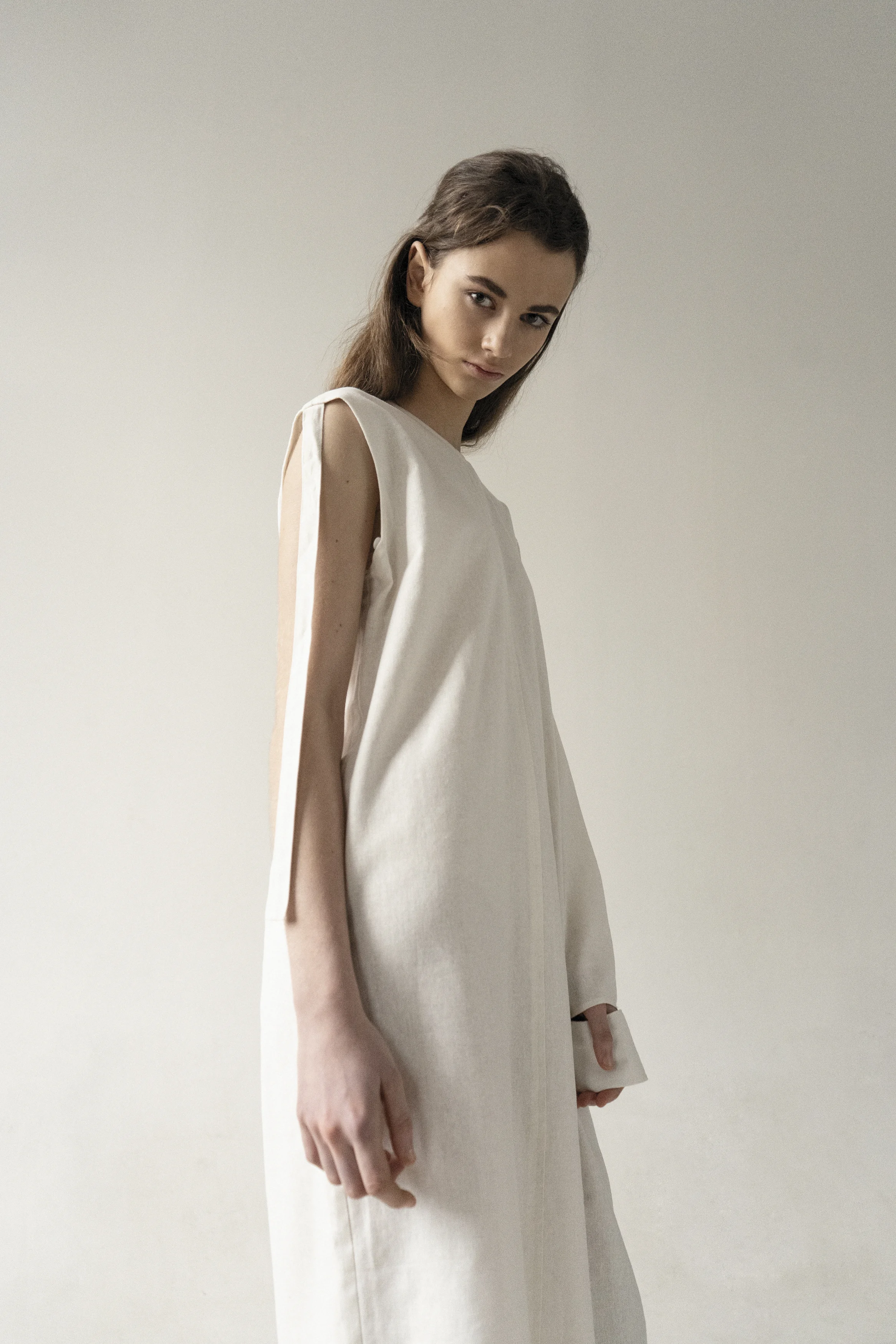 White LINEN REMOVABLE SLEEVE DRESS K M by L A N G E White LINEN REMOVABLE SLEEVE DRESS K M by L A N G E