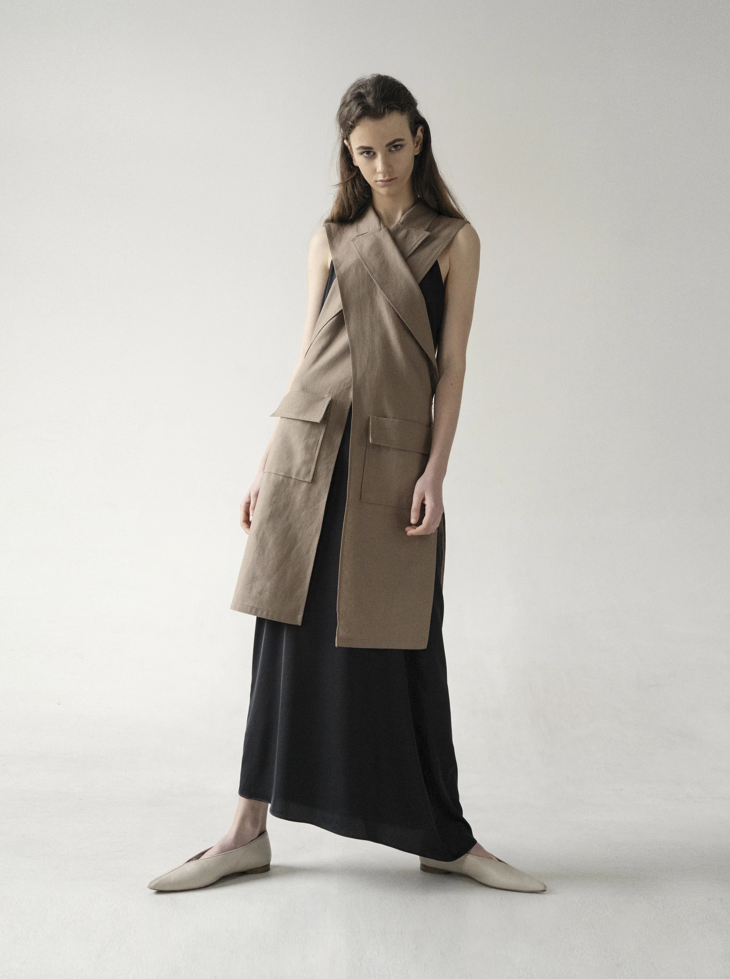 CARAMEL CRISS CROSS SLEEVELESS JACKET