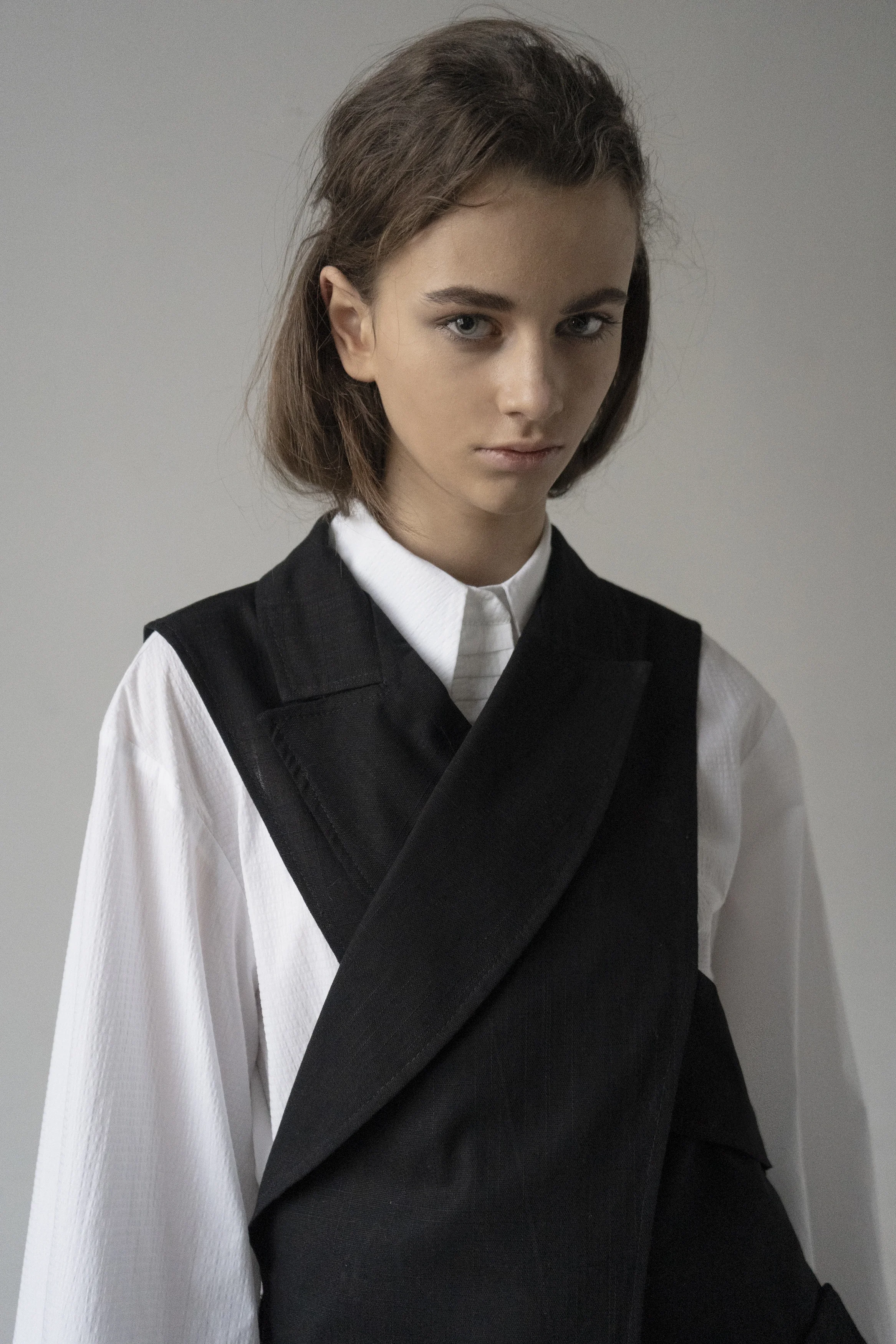 BLACK CRISS CROSS SLEEVELESS JACKET