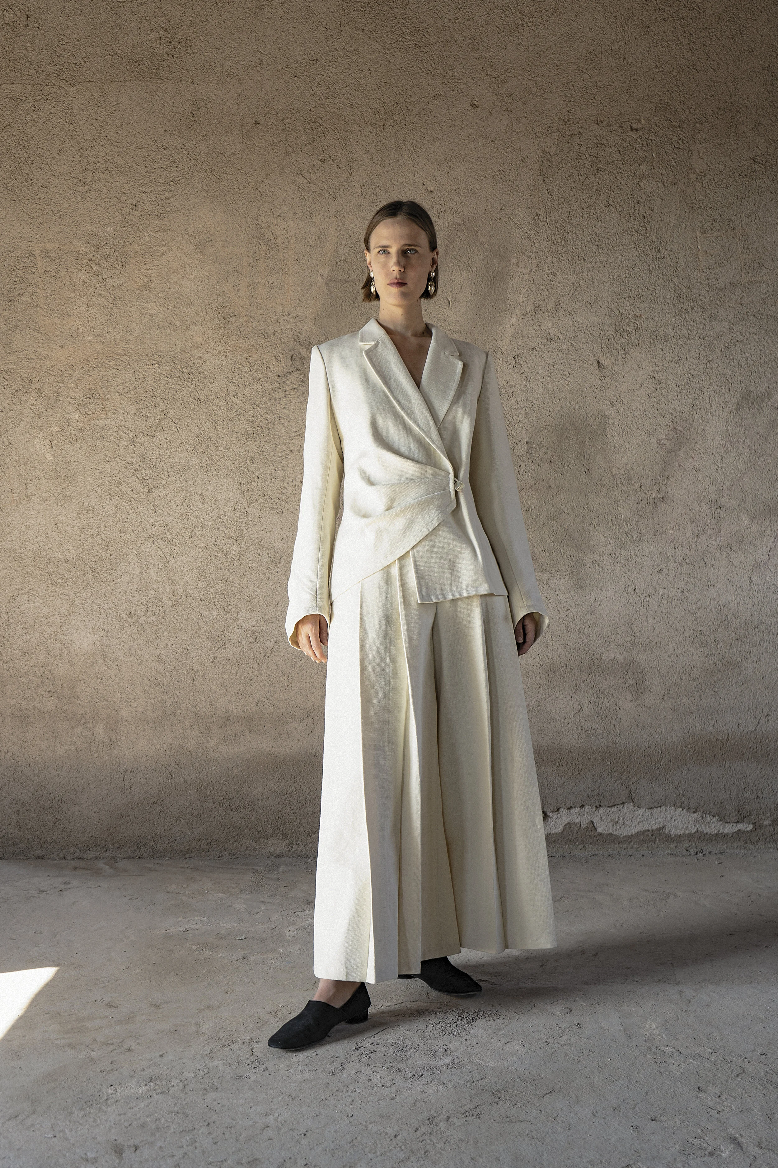 CREAM PLEATED PANTS