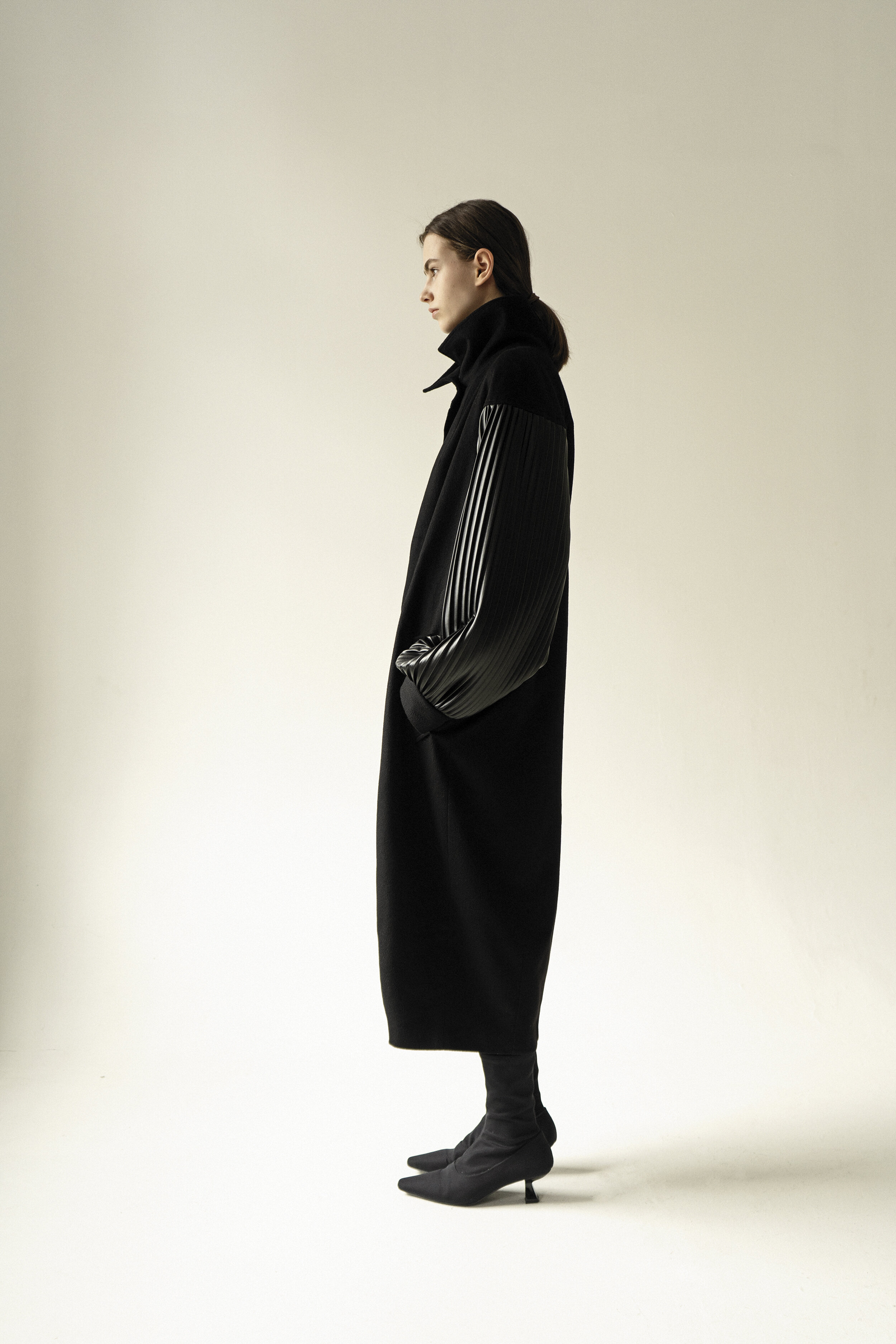 BLACK COCOON WOOL COAT — K M by L A N G E