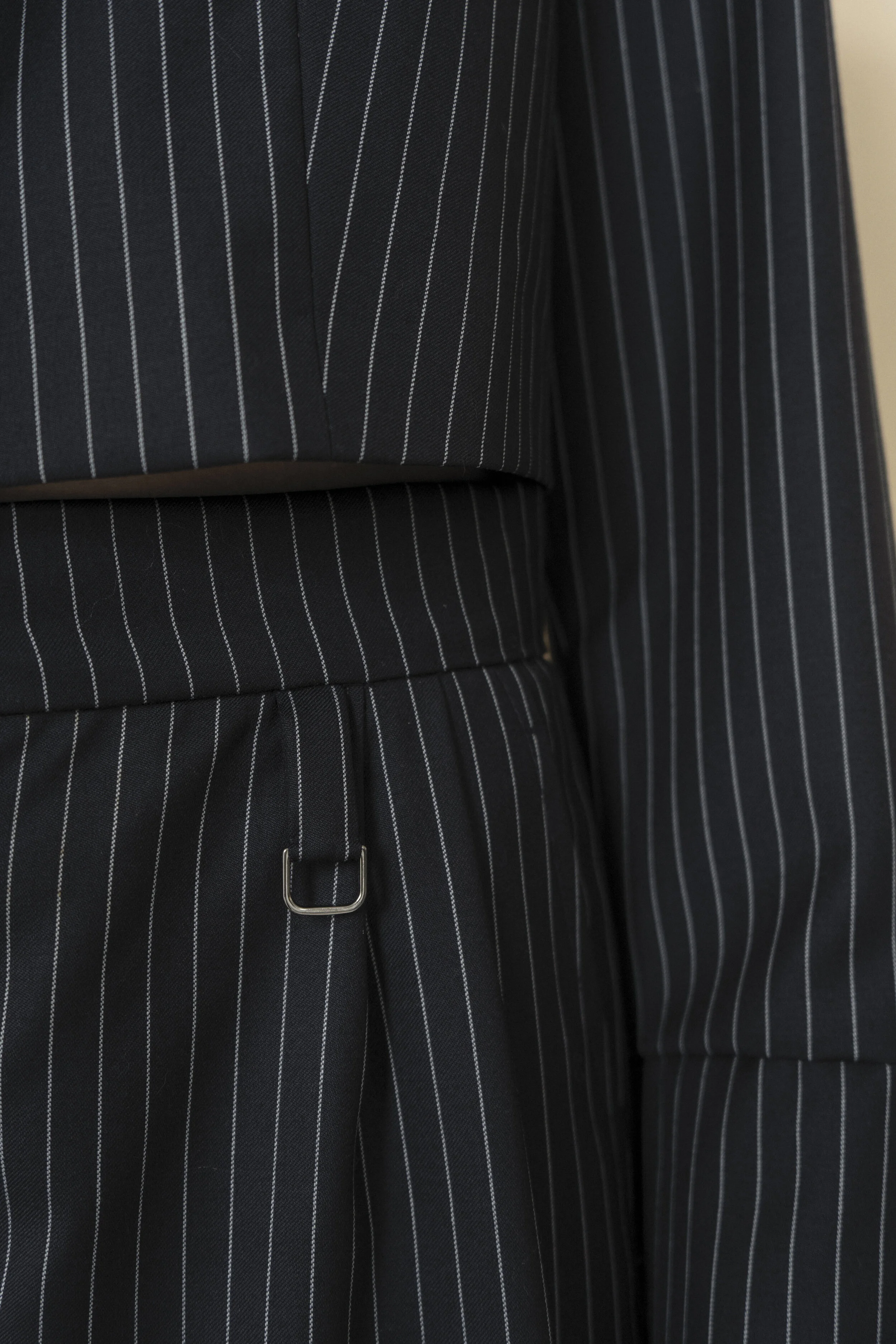 NAVY PIN STRIPE WOOL CROPPED BLAZER — K M by L A N G E