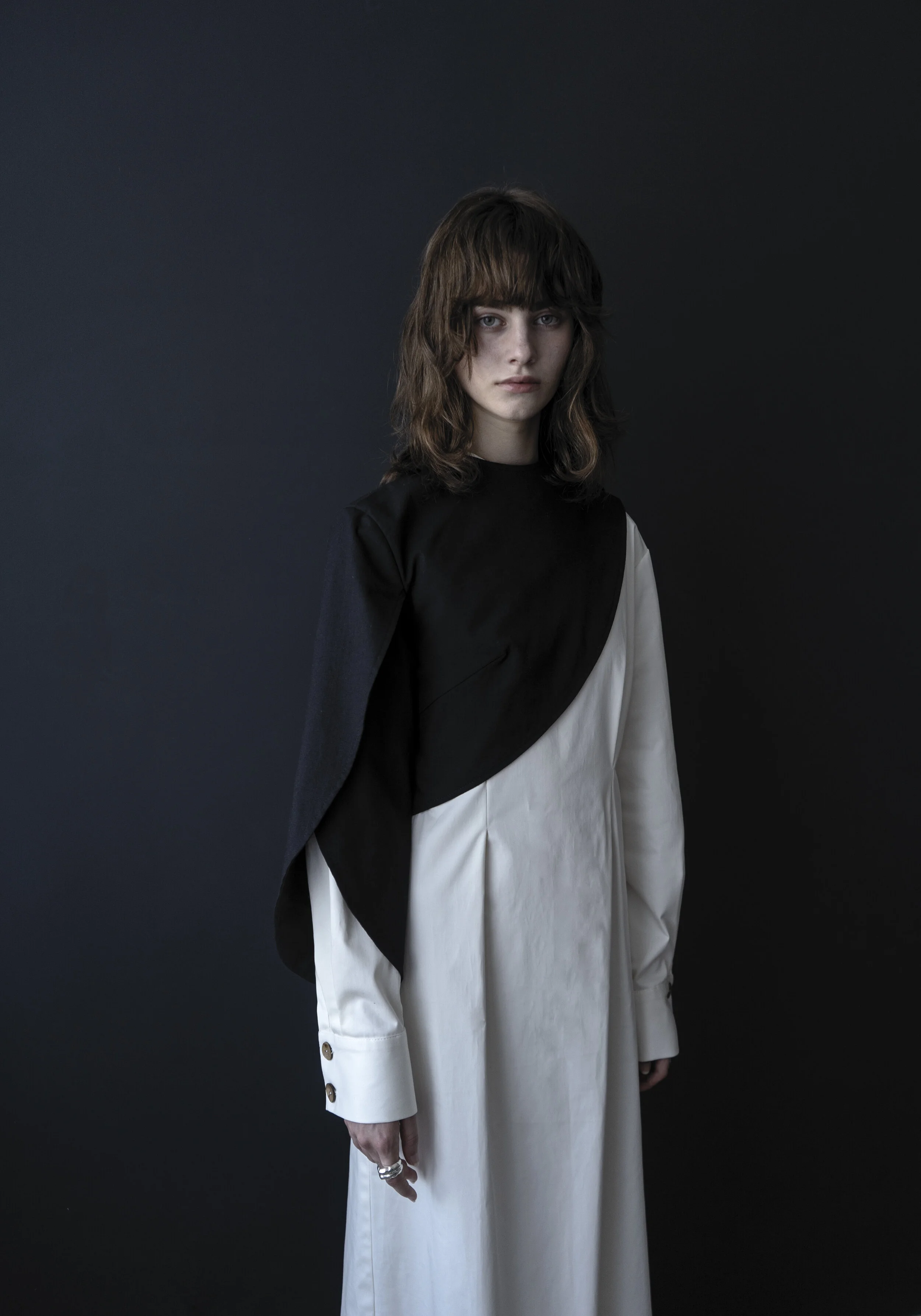 MUKACHEVO BLACK LINEN WAVE SLEEVE