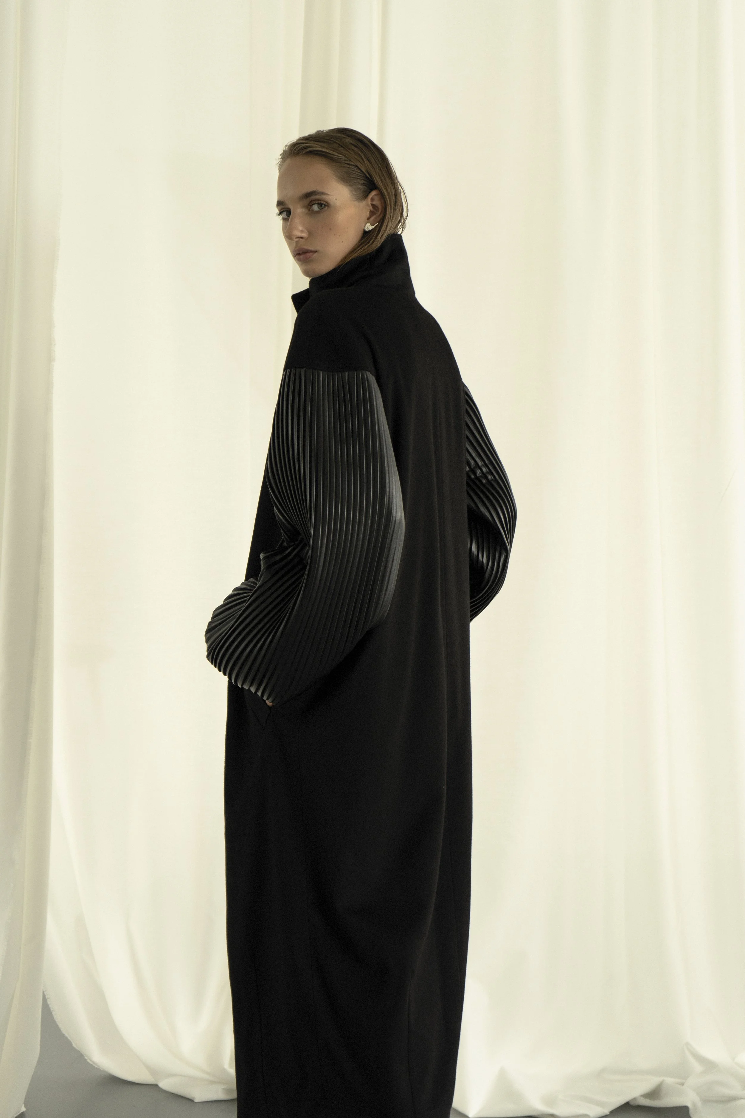 BLACK COCOON WOOL COAT