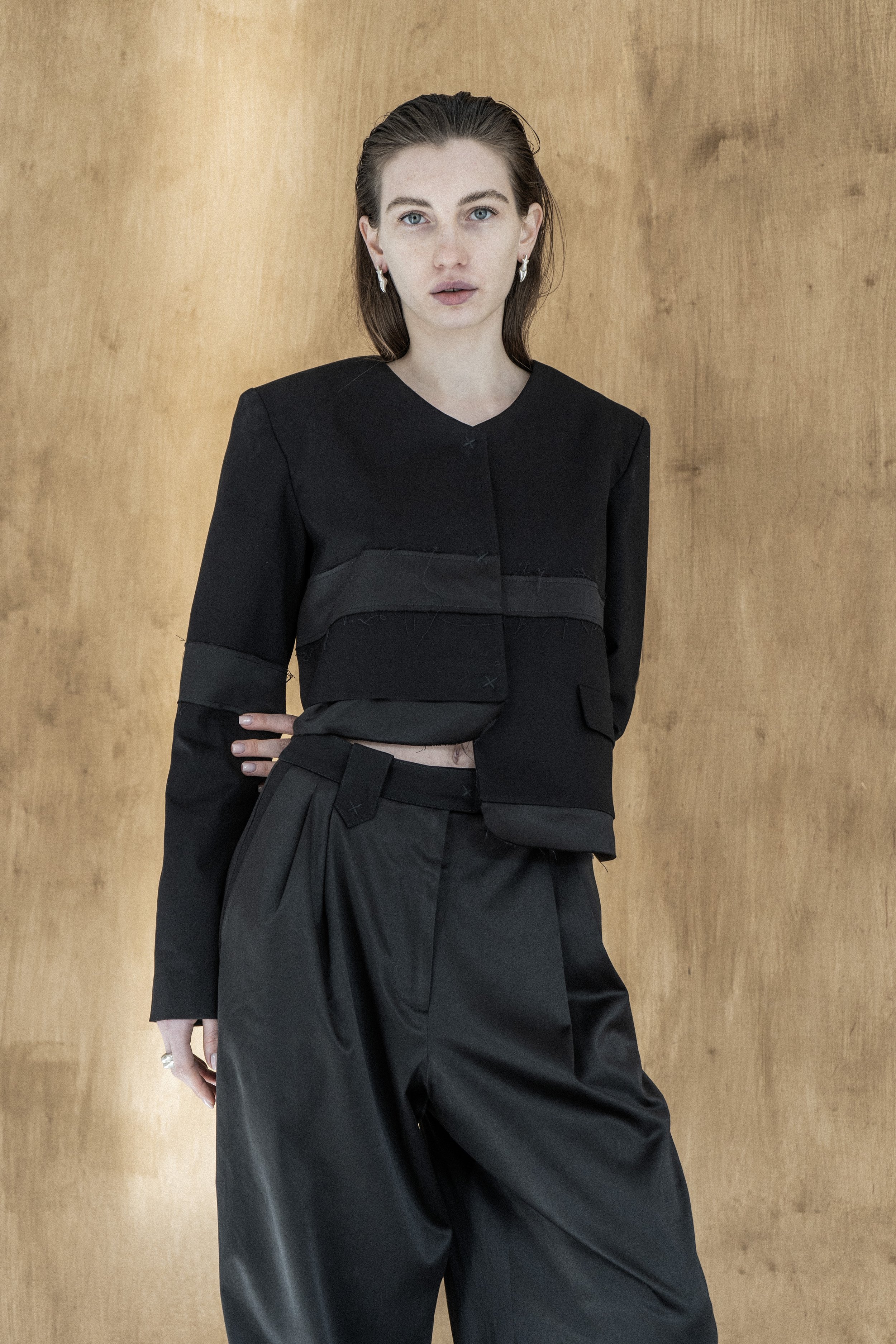 km-by-lange-nichka-black-viscose-patch-croped jacket-wideleg-viscoose-extralong-pants-1.jpg