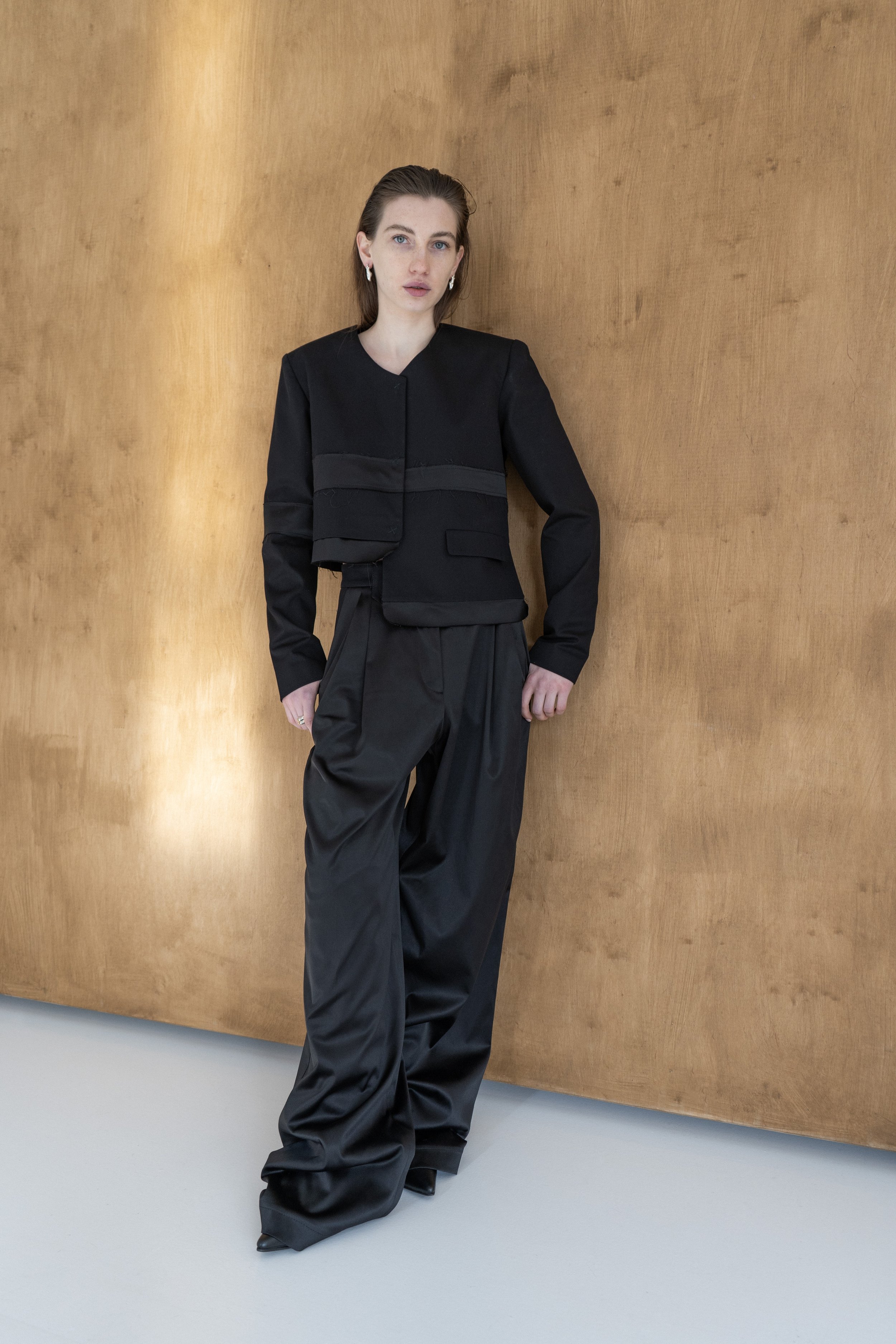 km-by-lange-nichka-black-viscose-patch-croped jacket-wideleg-viscoose-extralong-pants-3 (1).jpg