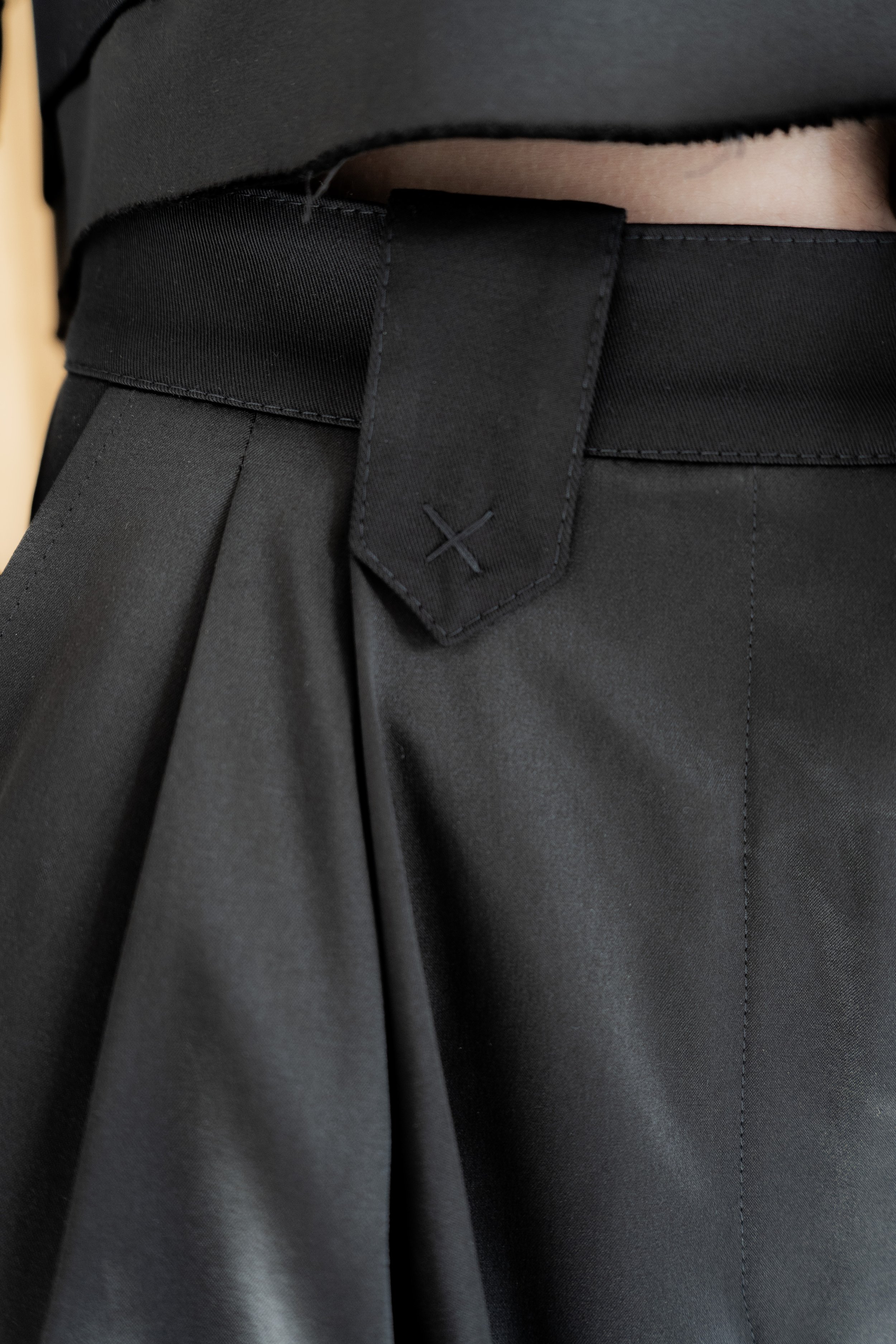 km-by-lange-nichka-black-viscose-patch-croped jacket-wideleg-viscoose-extralong-pants-4 (1).jpg