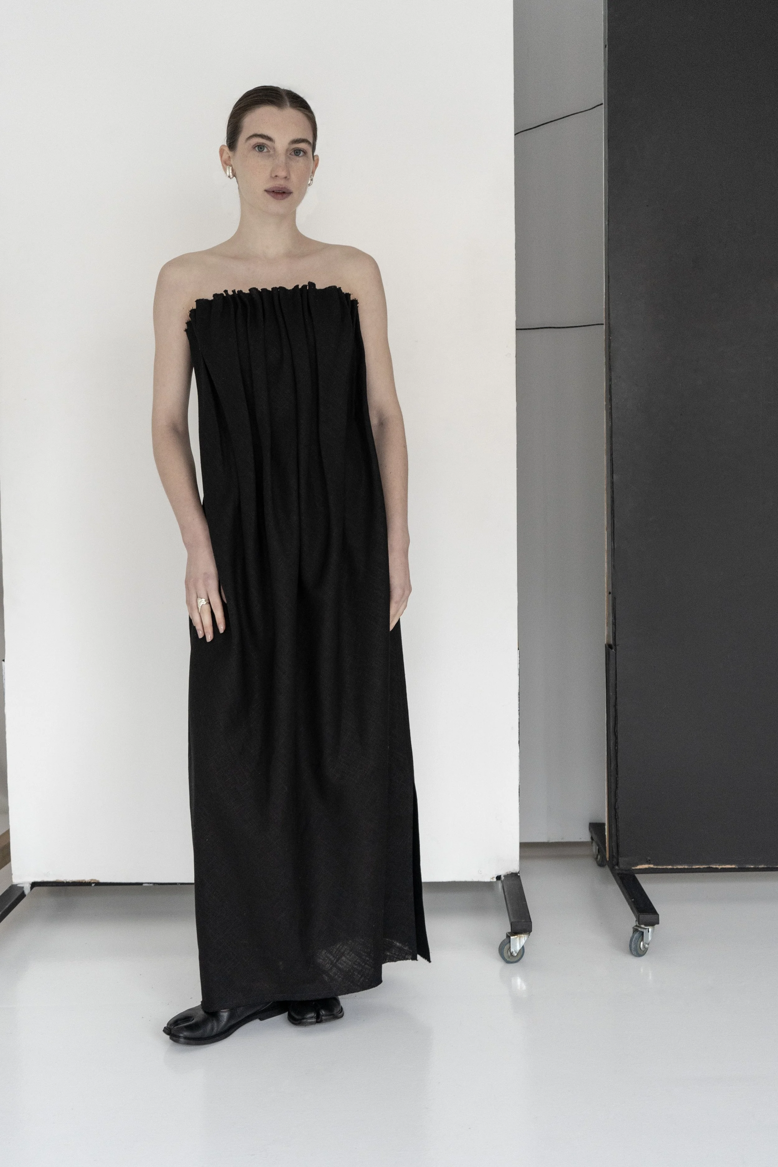km-by-lange-black-sazha-linen-dress5.jpg