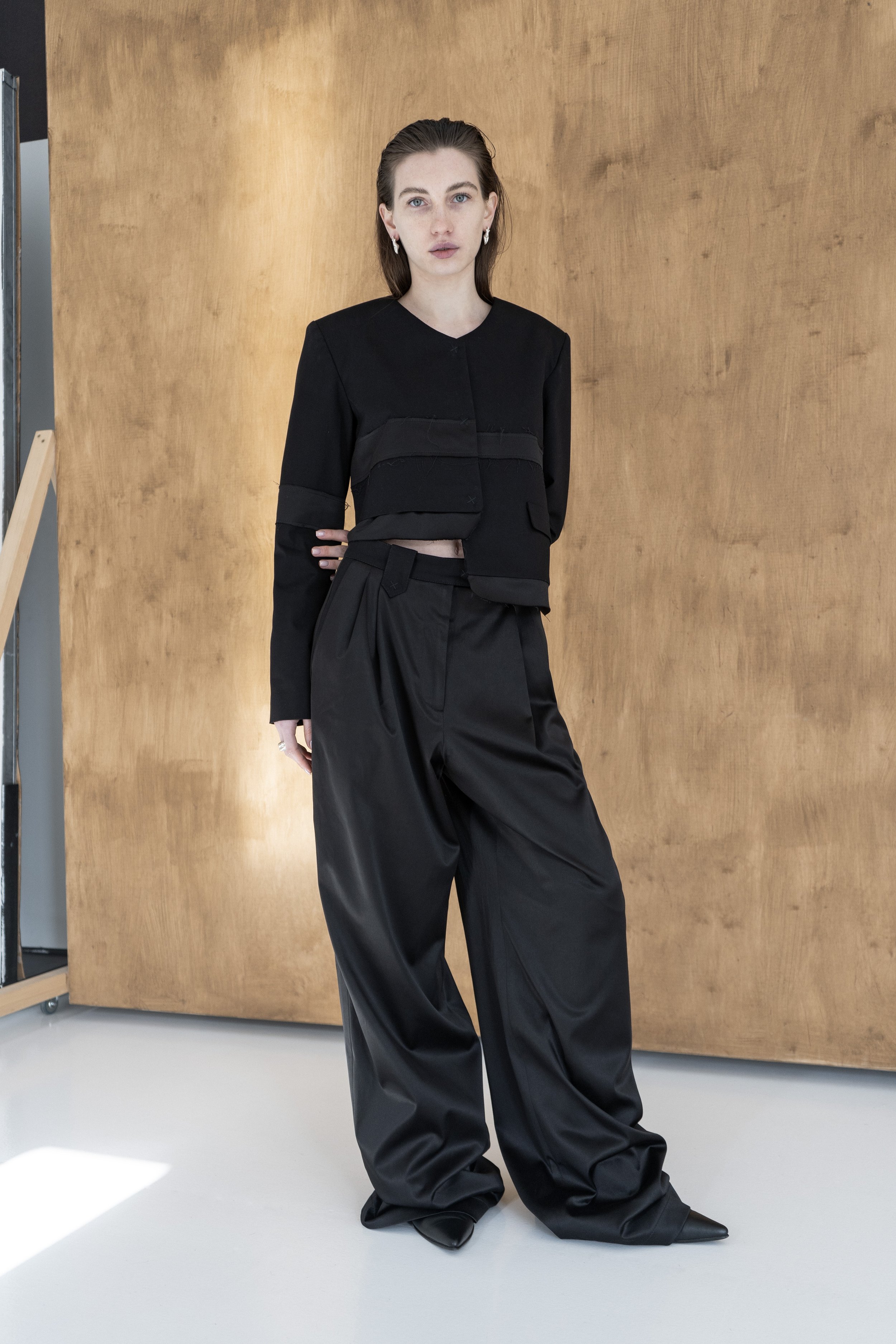 km-by-lange-nichka-black-viscose-patch-croped jacket-wideleg-viscoose-extralong-pants-6.jpg