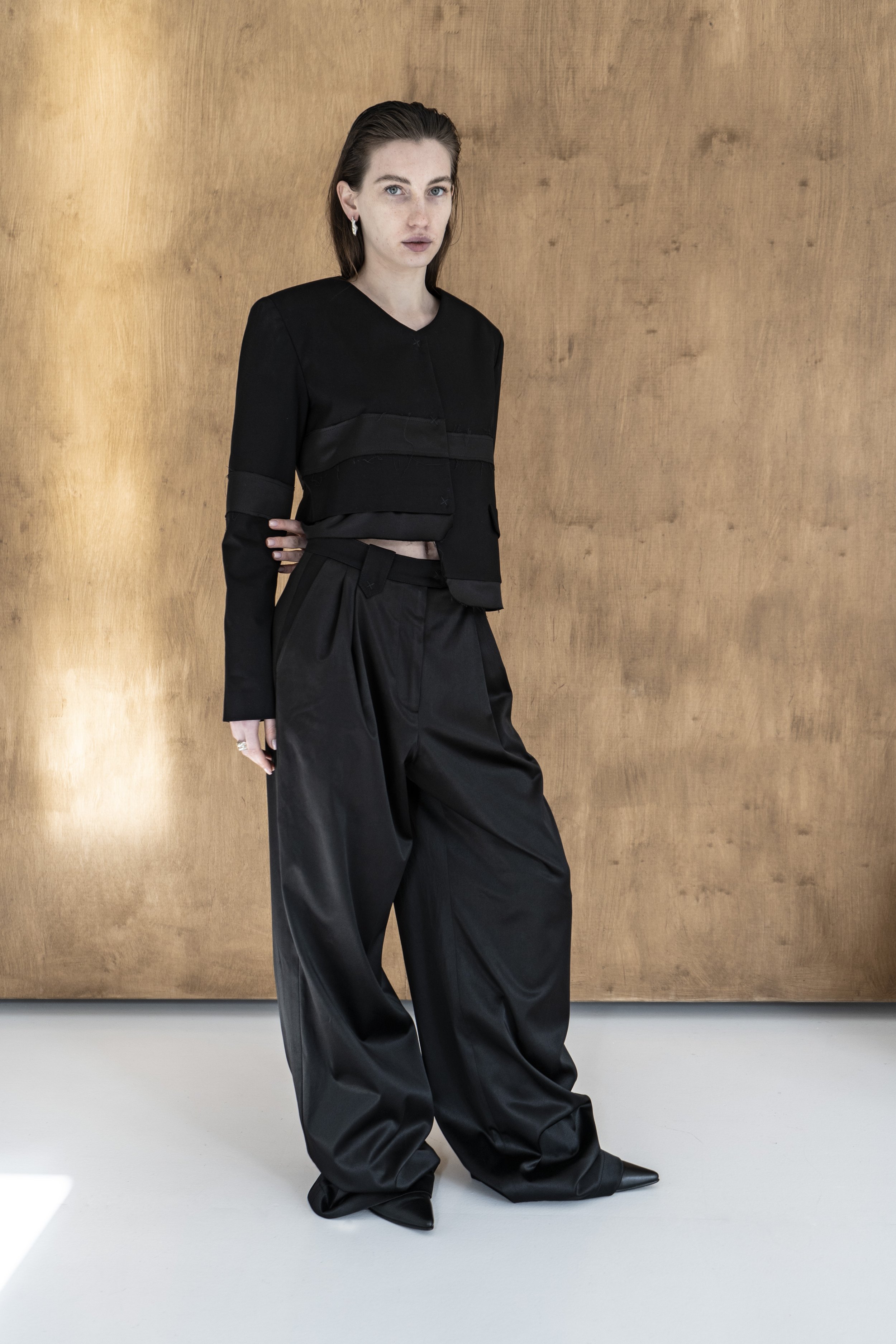km-by-lange-nichka-black-viscose-patch-croped jacket-wideleg-viscoose-extralong-pants-5.jpg