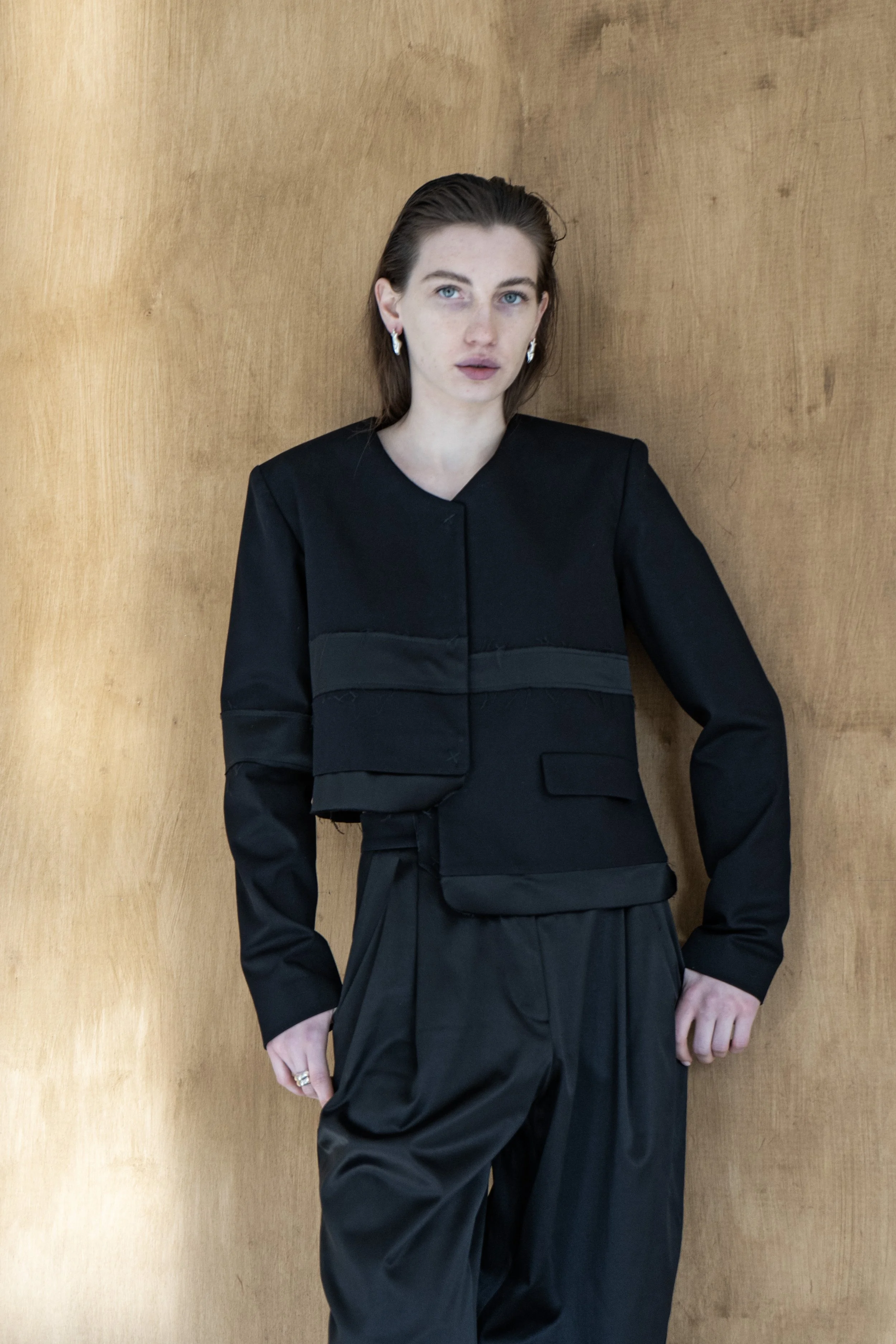 NICHKA CROPPED STRUCTURED JACKET — K M by L A N G E