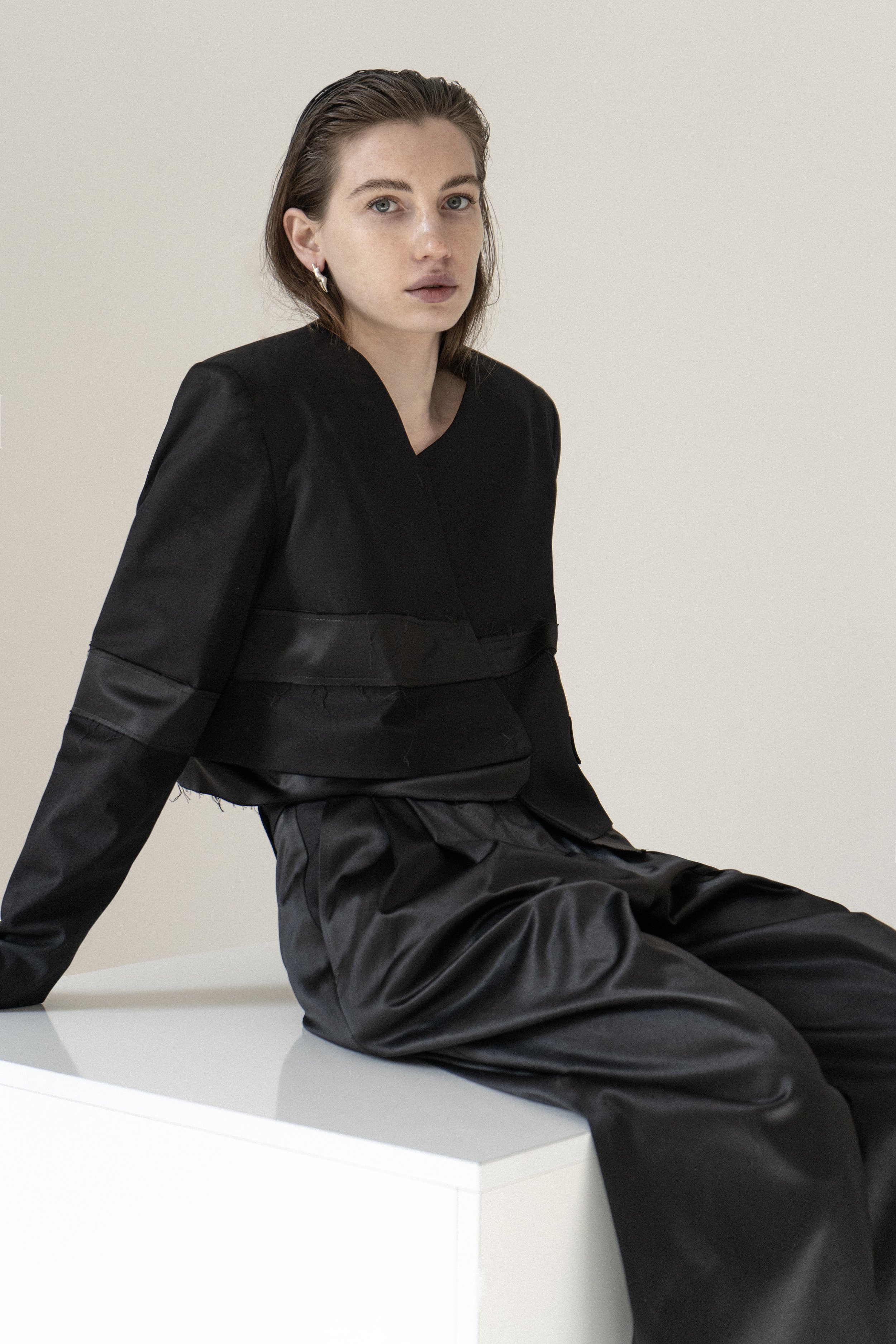 km-by-lange-nichka-black-viscose-patch-croped jacket-wideleg-viscoose-extralong-pants-6 (1).jpg