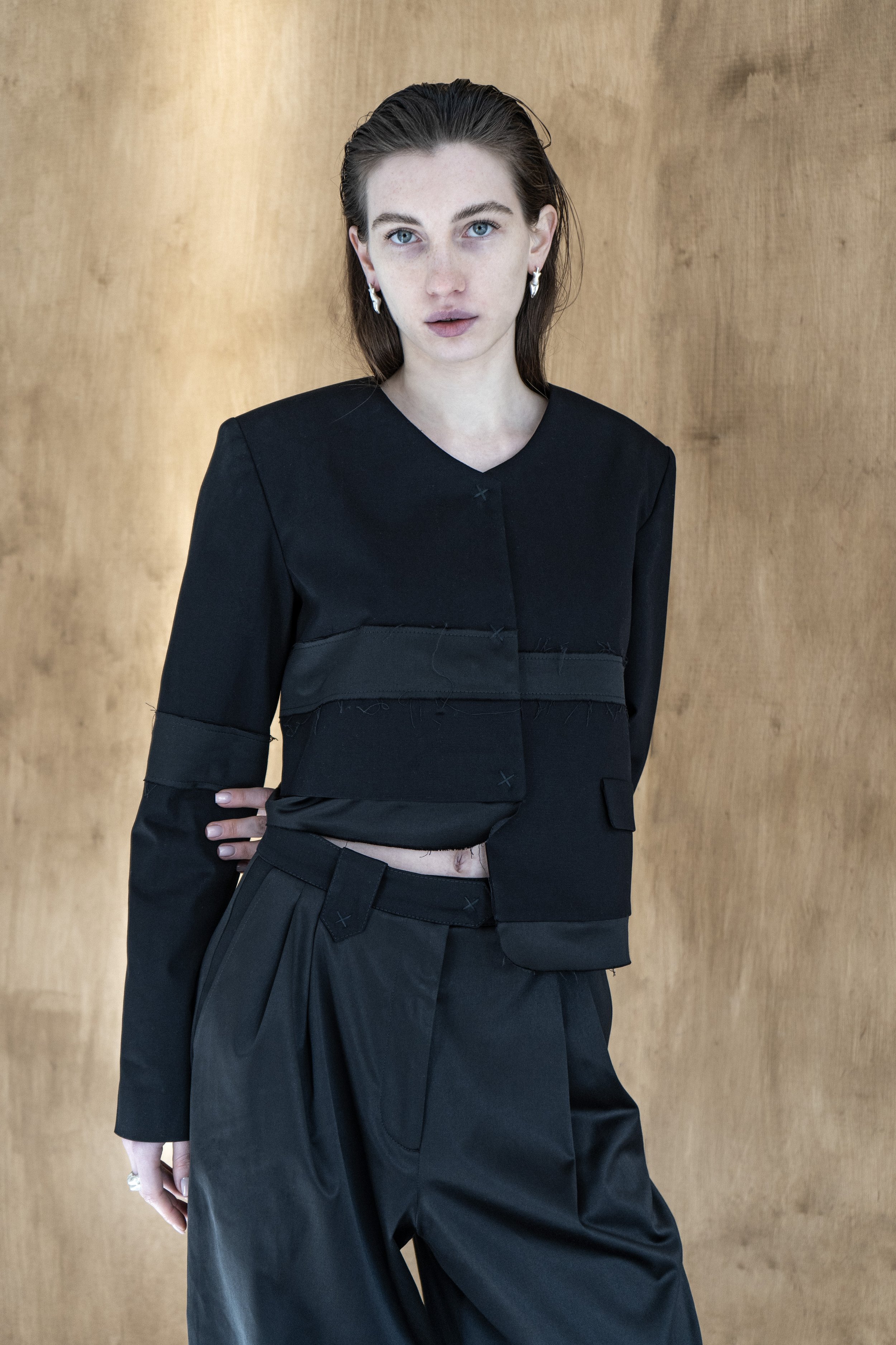 km-by-lange-nichka-black-viscose-patch-croped jacket-wideleg-viscoose-extralong-pants-3.jpg