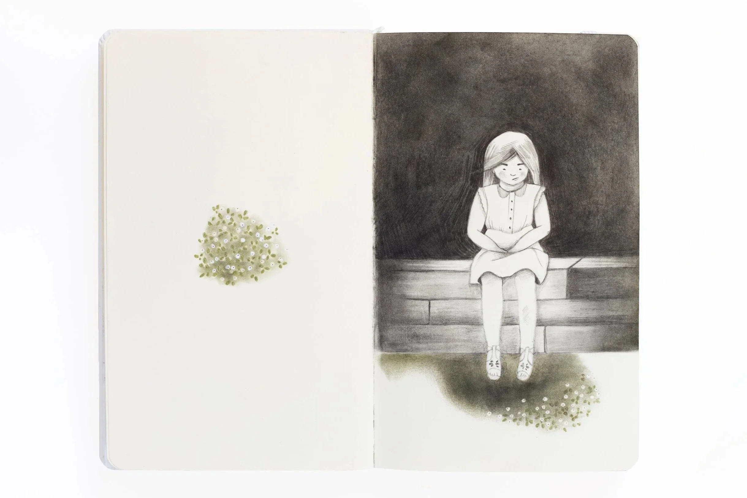 double-pages sketchbook dessin noir et blanc de gamine triste assise sur quai en bois