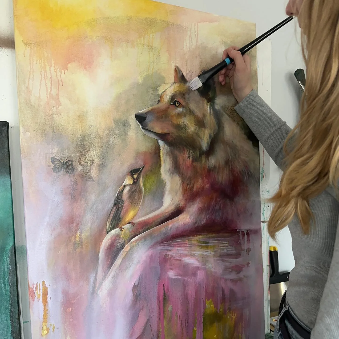 #workinprogress ❤️😍 Having fun in the studio working on a few new pieces for my upcoming series! 😊
Are you working on anything exciting this weekend?

#studioscenes #wip #oilpainting #artiststudio #artstudio #paintingwip #artistsoninstagram #wolf #