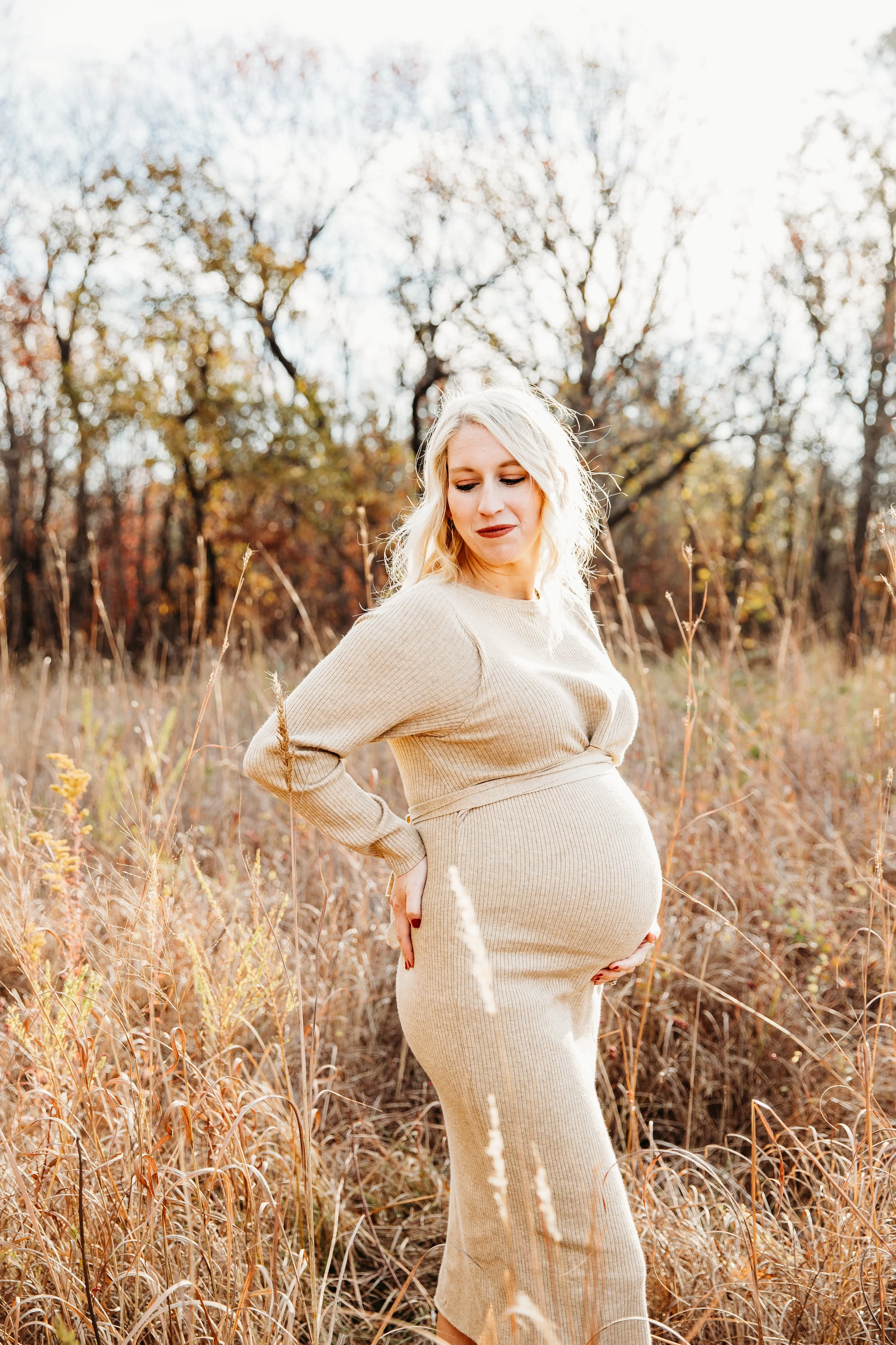 Pregnant mom poses for maternity photo in field in Kearney, mo