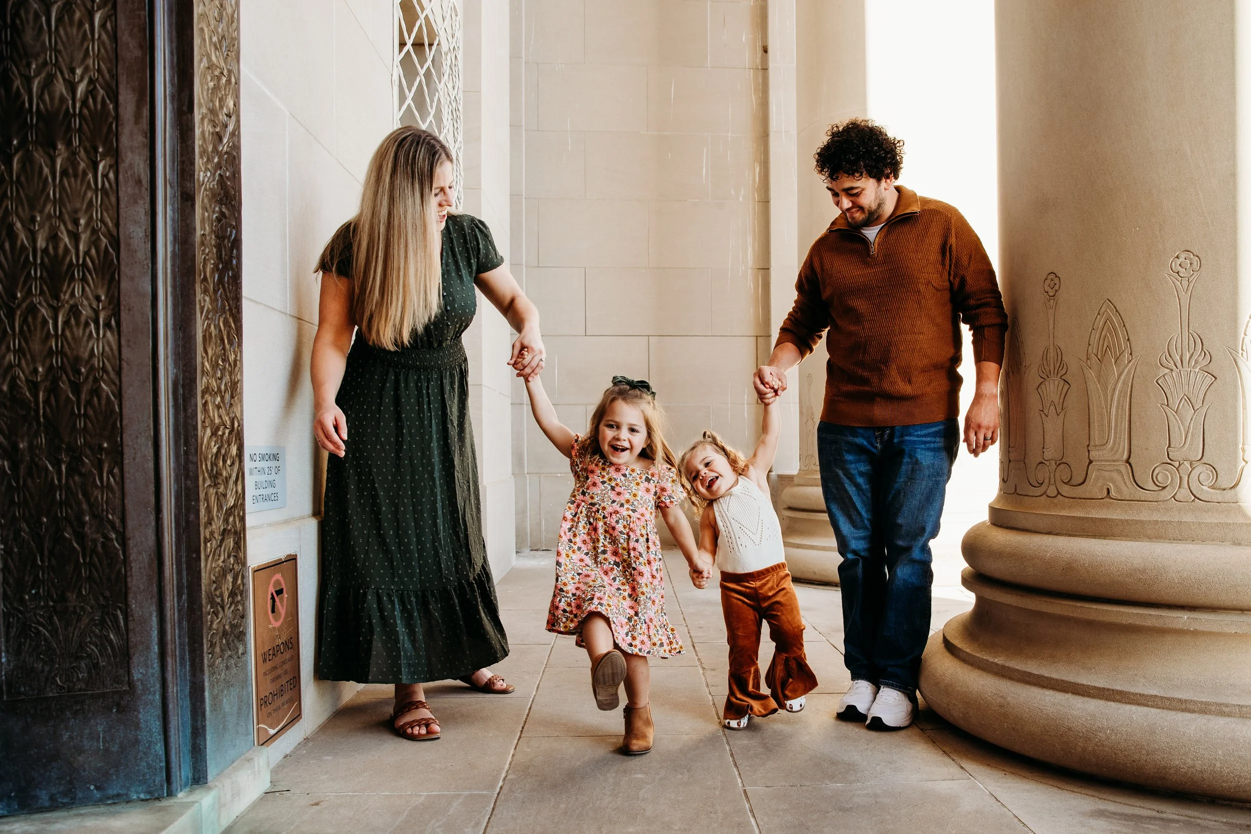 family of four photography session at nelson Atkins Museum