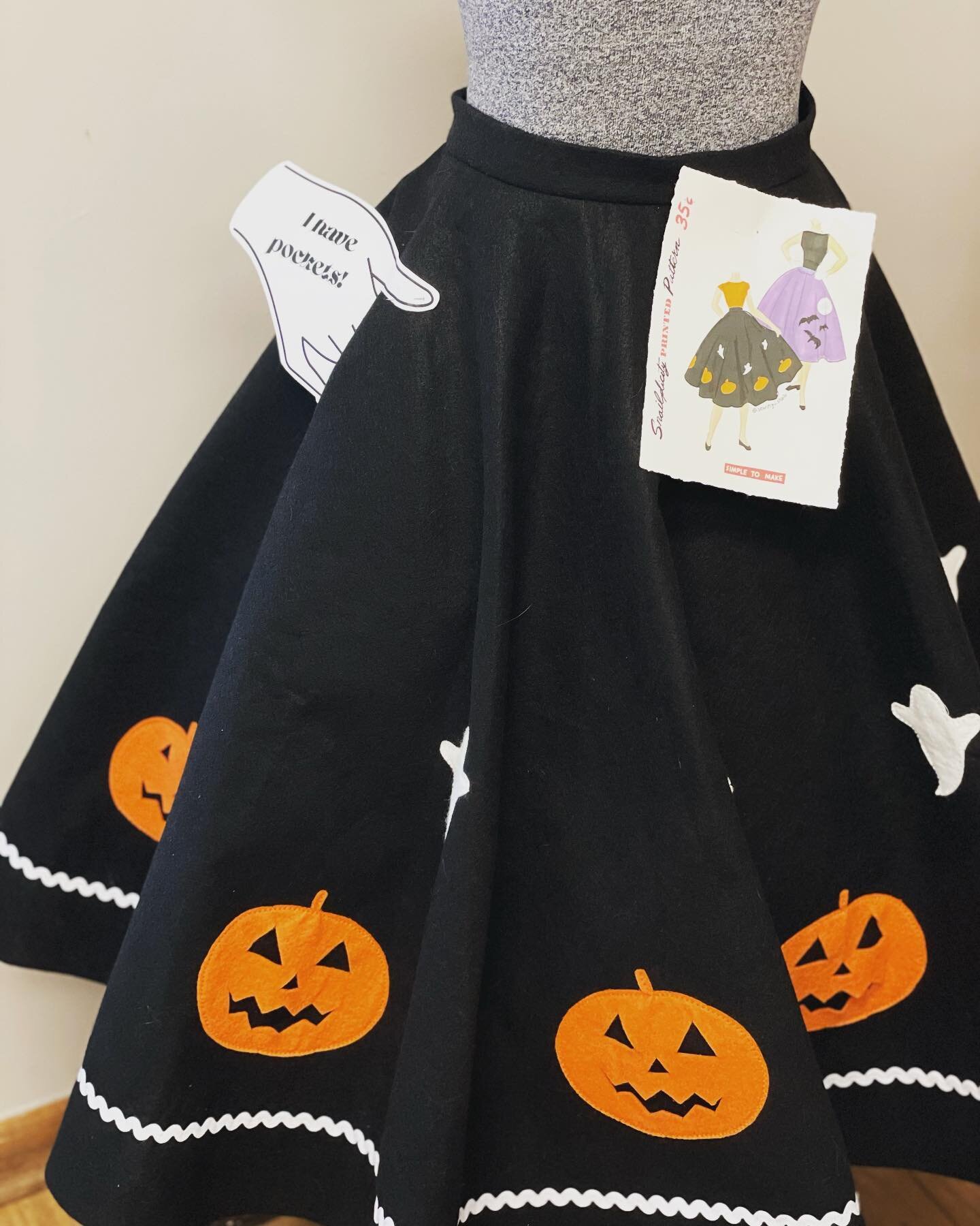 Spooky skirt fever is spreading like wildfire! I've conjured up another session for my Halloween skirt workshop. 🎃✨ Kickstart your October with style &ndash; register now!

#sewing #spookyseason #halloweensewing #columbusfashion #halloween #vintagef