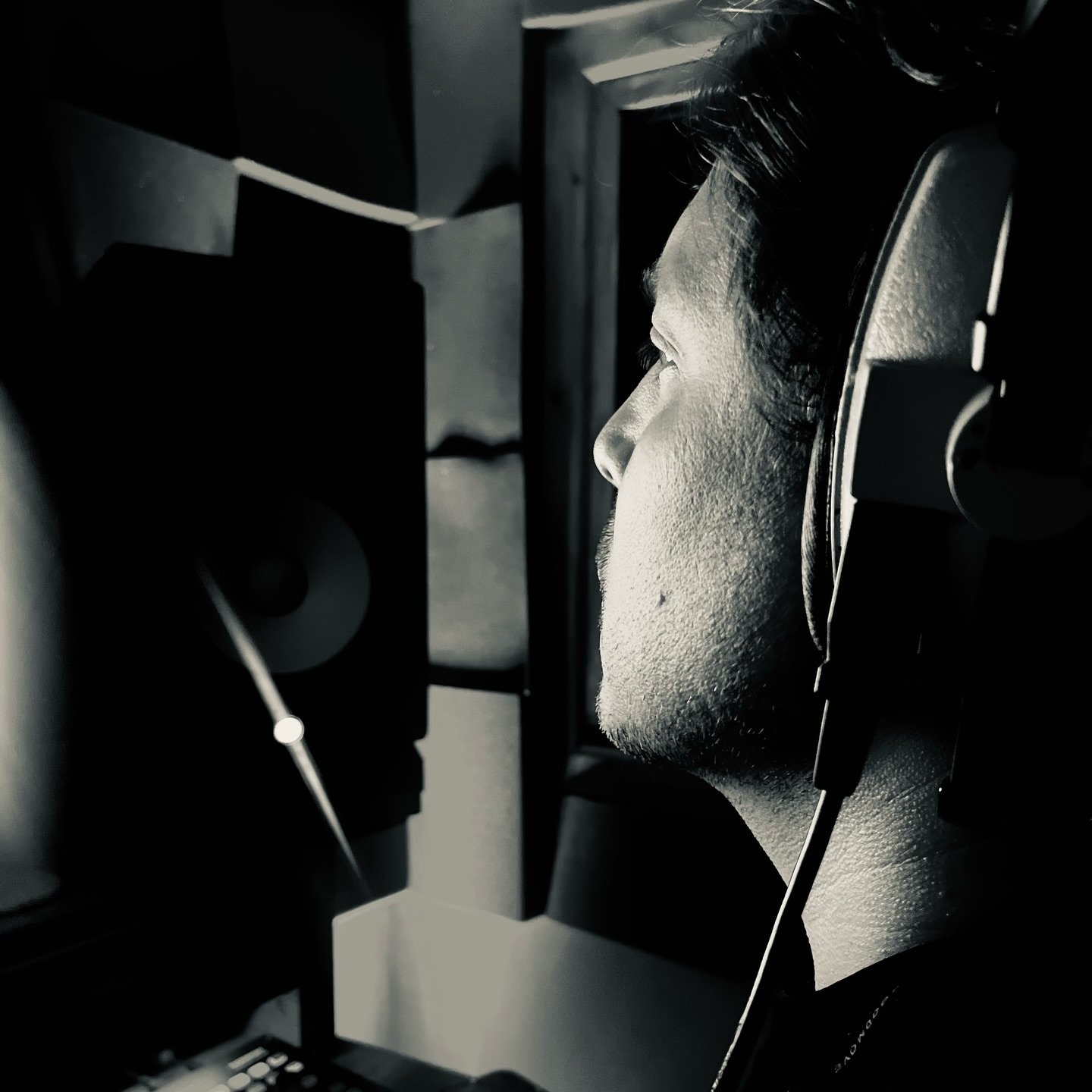This just about summons up the concentration from our outstanding producers ! Adam on 🔥! That said , it was a great book so could just be thinking hard on the content 😀 

#audiobookstagram #bookpublishing #actor #filmmaking #voiceover