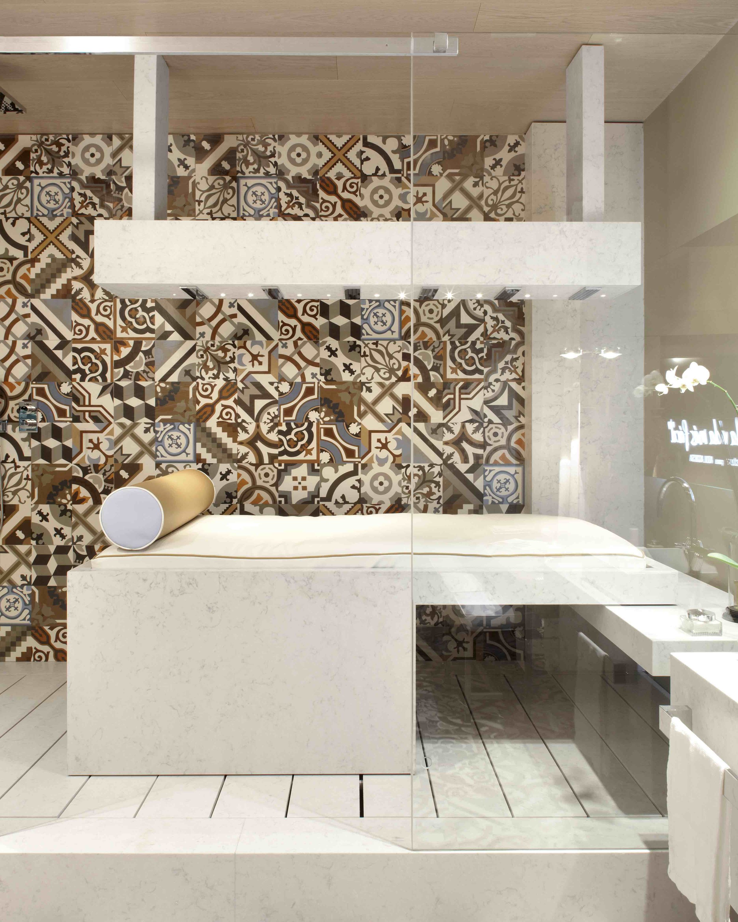 Ducha y cama de masaje de Silestone_acabado Suede_color Lagoon.jpg