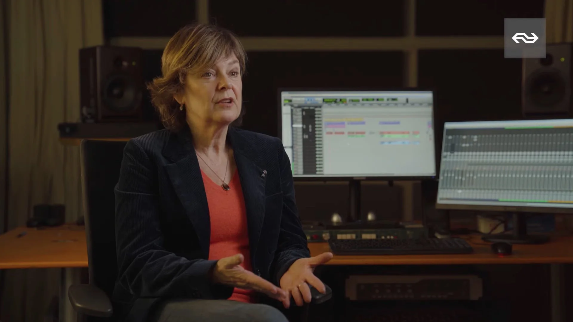 NS ACHTER DE SCHERMEN.jpg