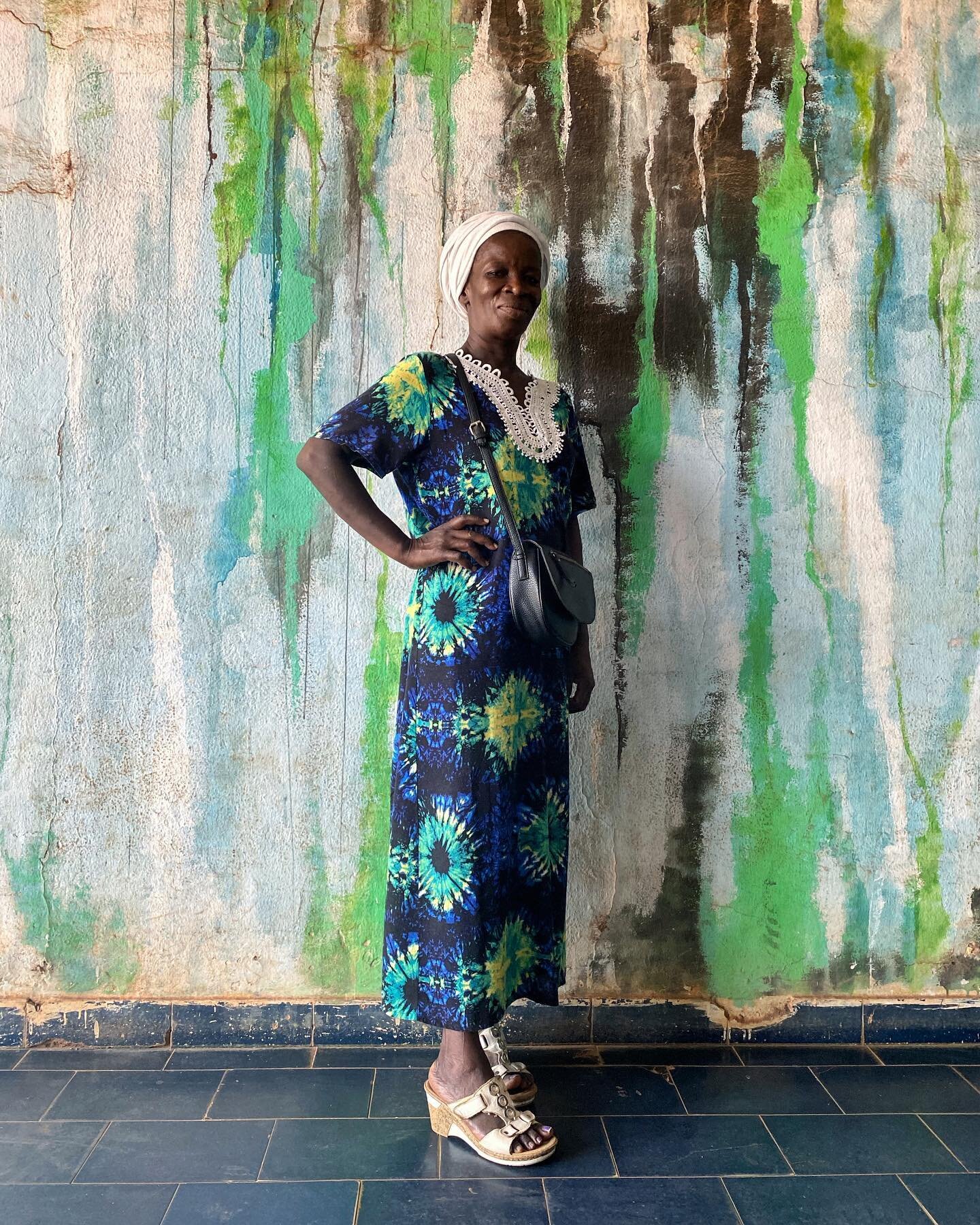 𝒜𝓃𝓉𝑜𝒾𝓃𝑒𝓉𝓉𝒶 ~  I asked to take her photo when she passed the wall and blended in so perfectly #bissau