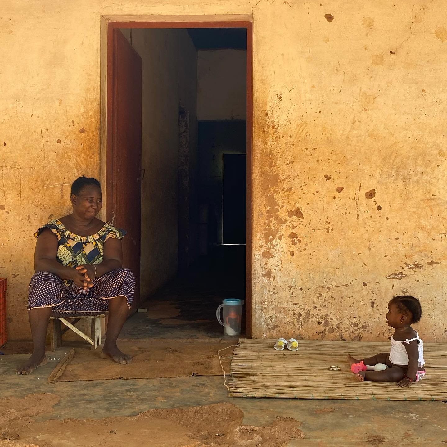 Beb&ecirc; Alicia e sua av&oacute; na Tabanka C&oacute; #guinebissau