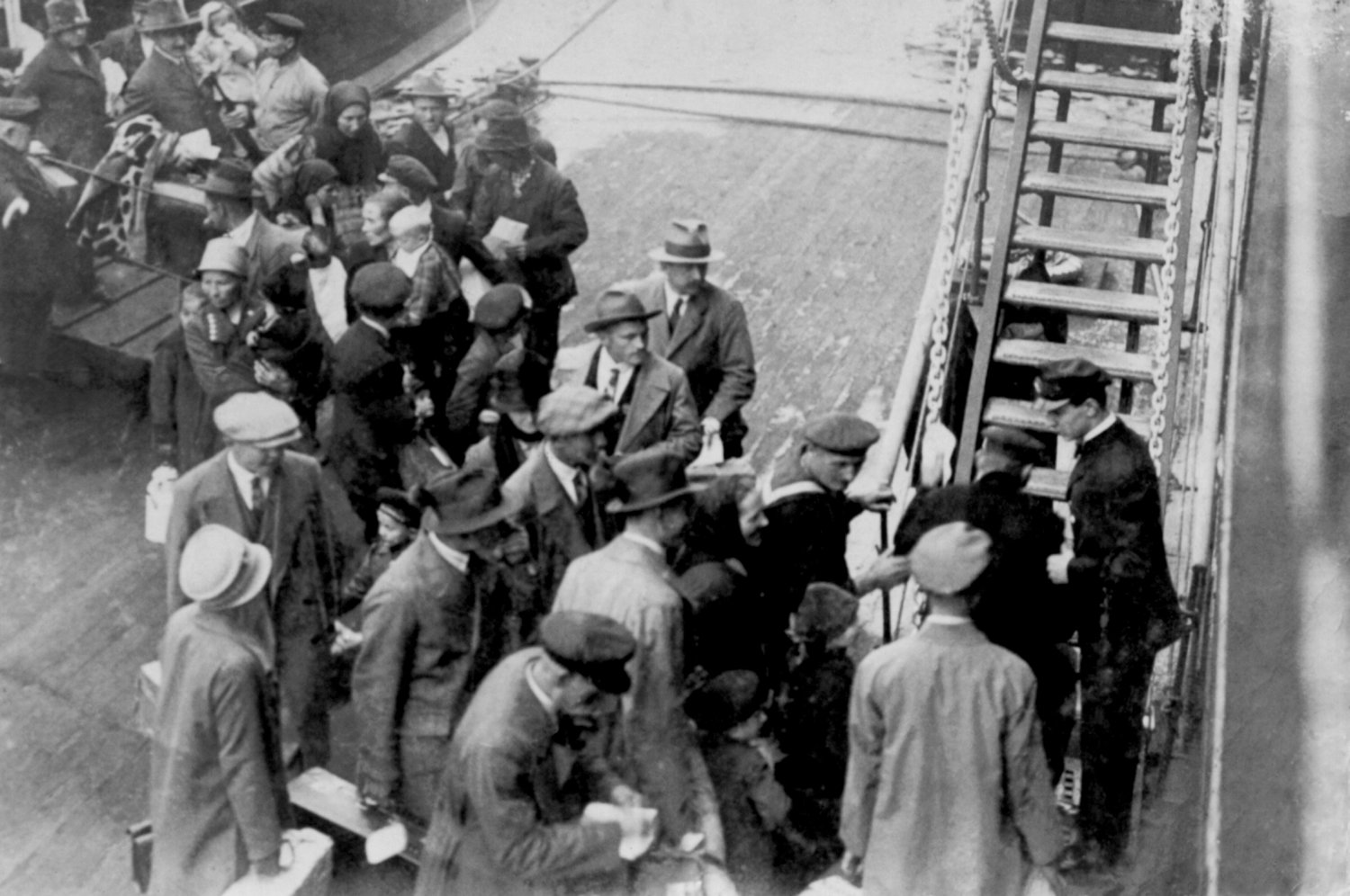 Embarque de suíços para o Brasil no porto de Gênova, Itália, década de 1920Acervo Memorial do Imigrante