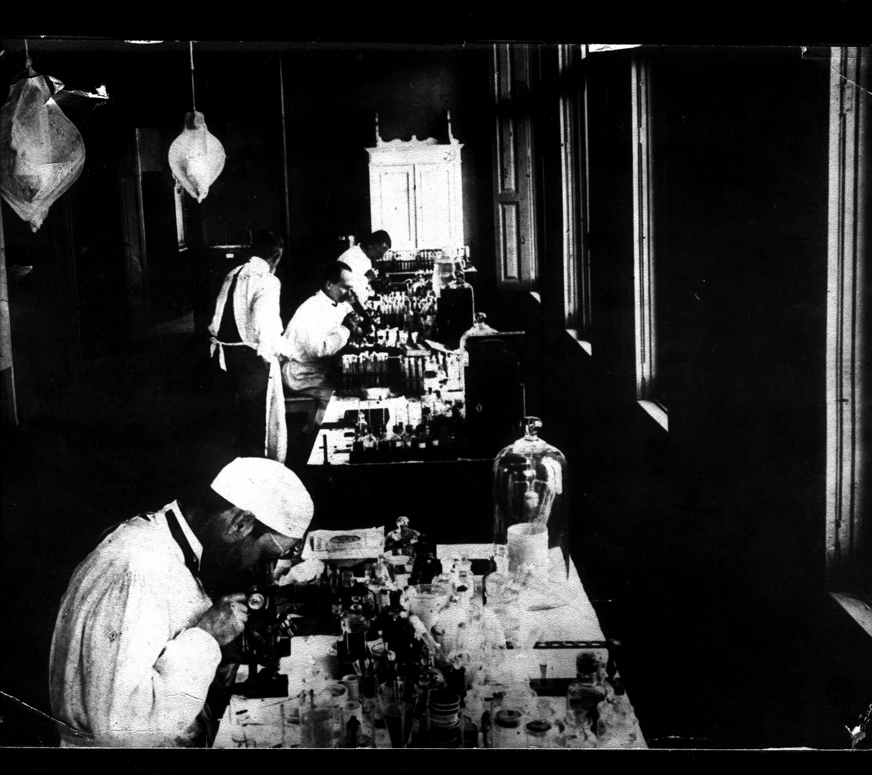 Adolpho Lutz observa material no microscópio do Instituto Bacteriológico, 1908 Acervo Museu do Instituto Adolfo Lutz, Centro de Memória